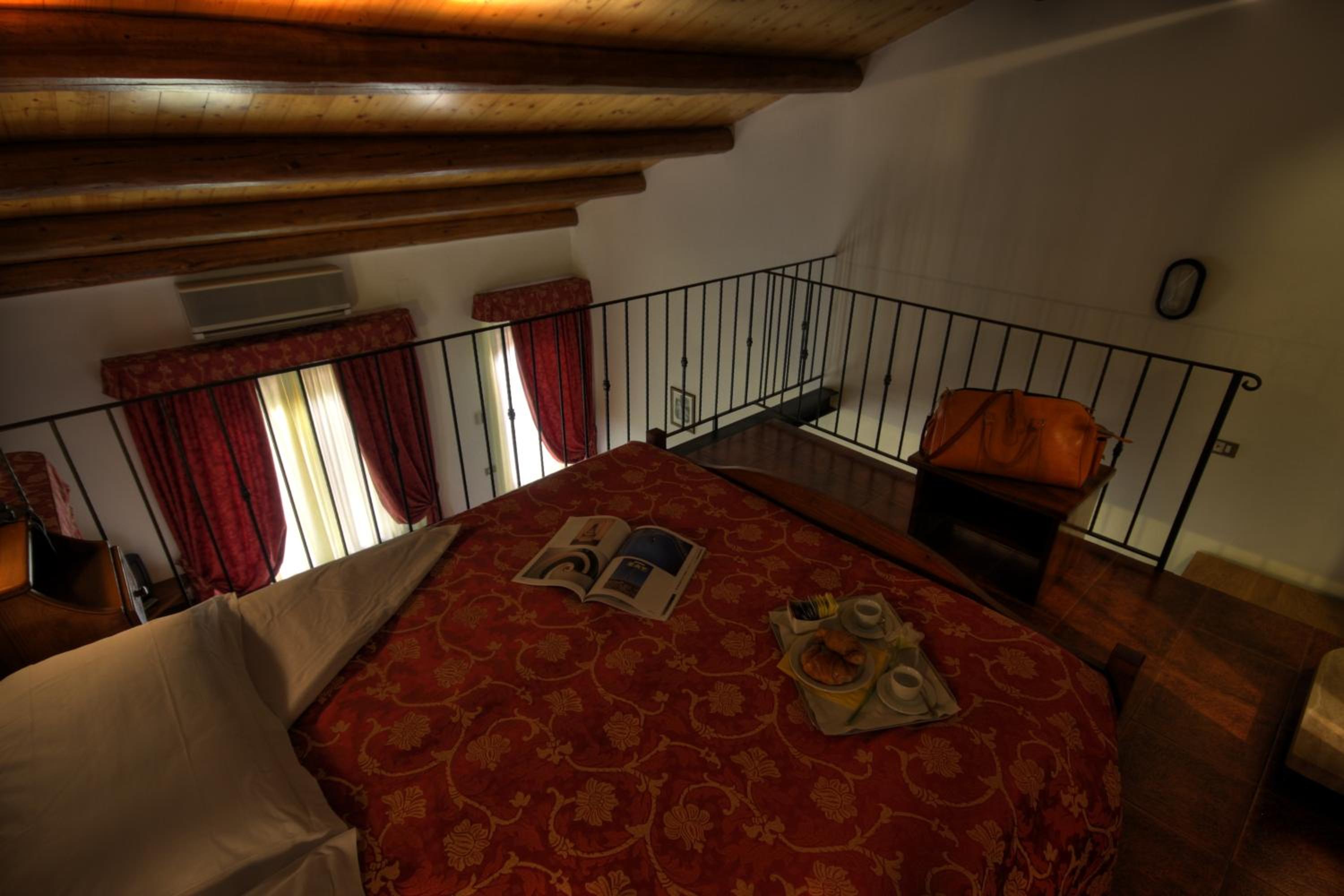 Deluxe Junior Suite - Photo 6