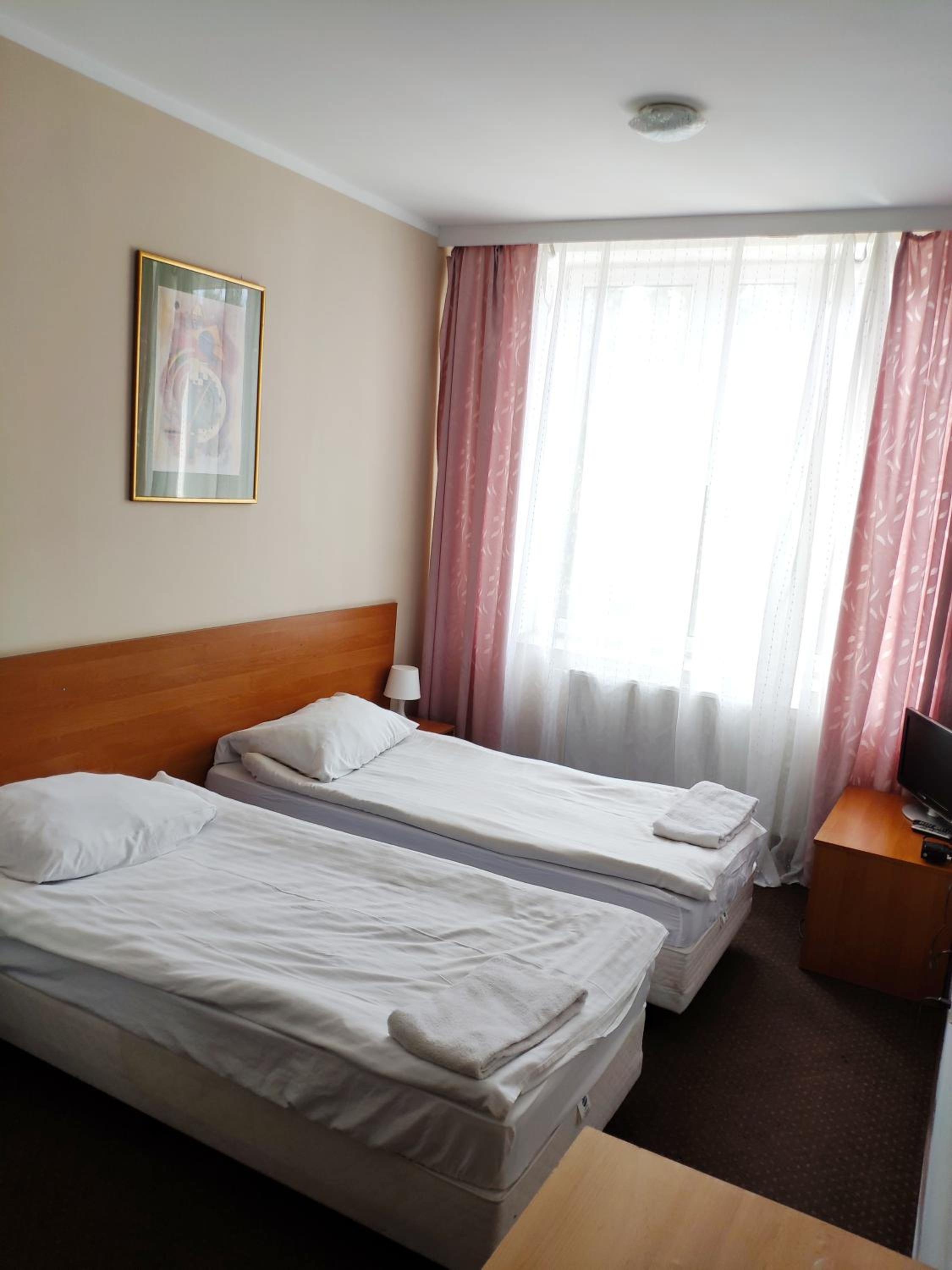 Economy Twin Room - Photo 2