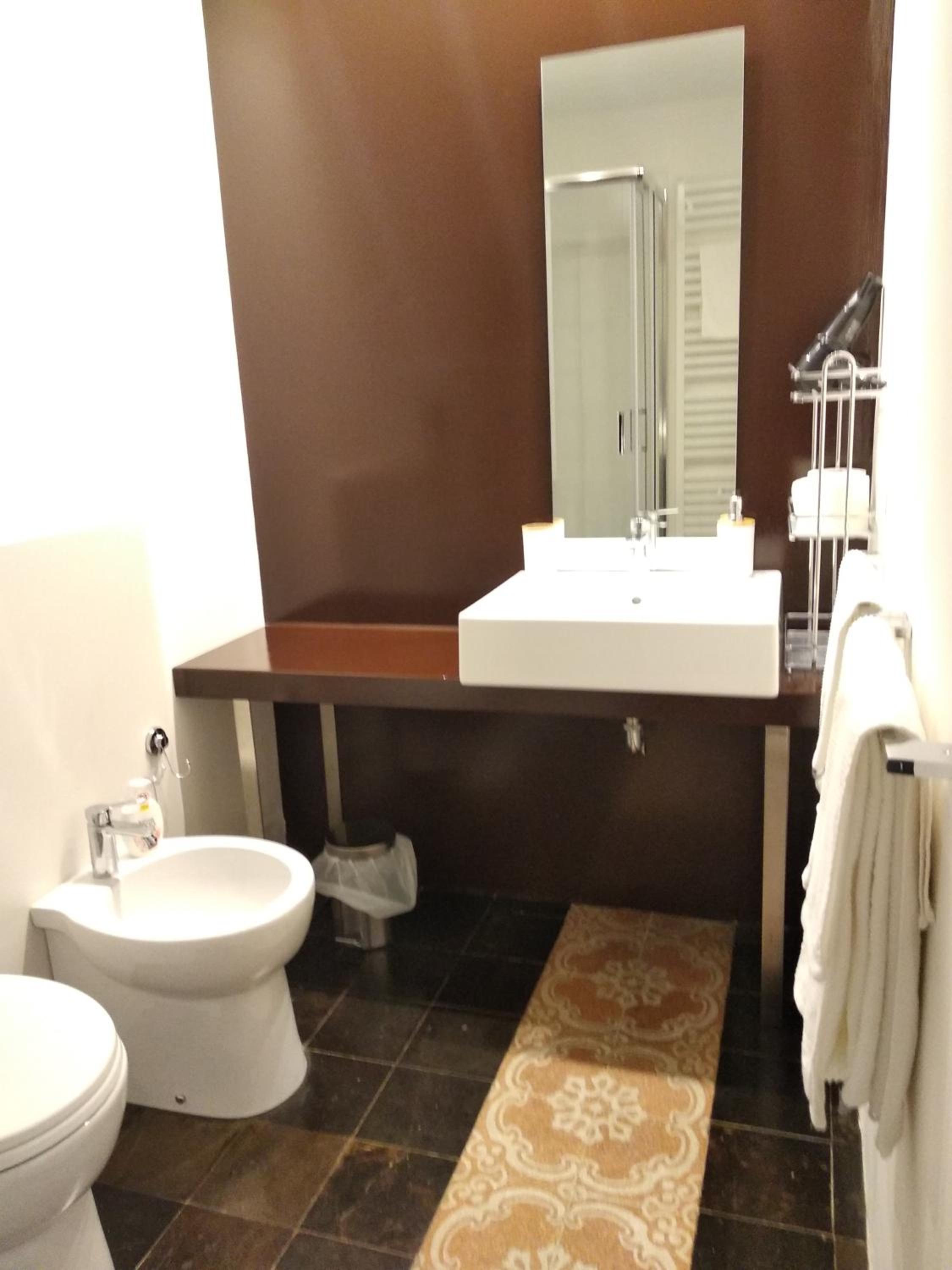Twin Room - Photo 11