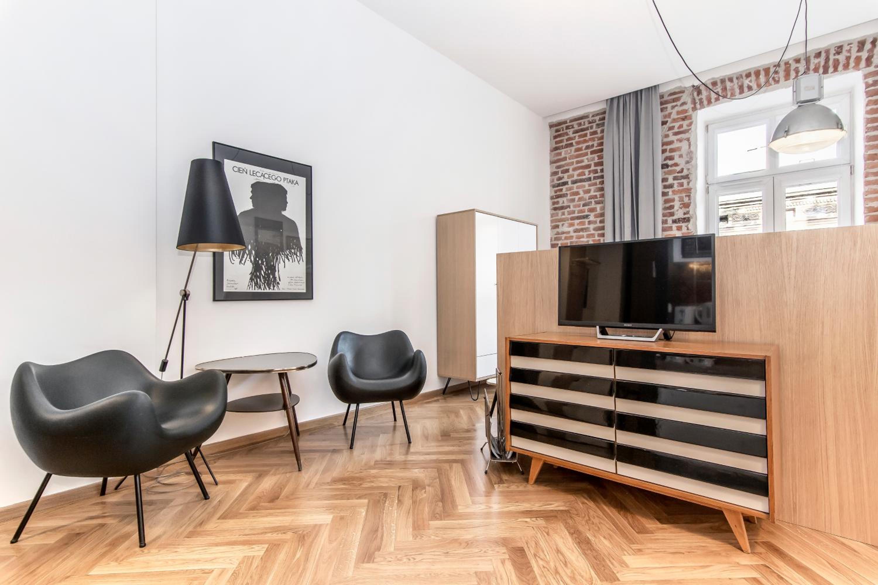Studio Apartment - Photo 1