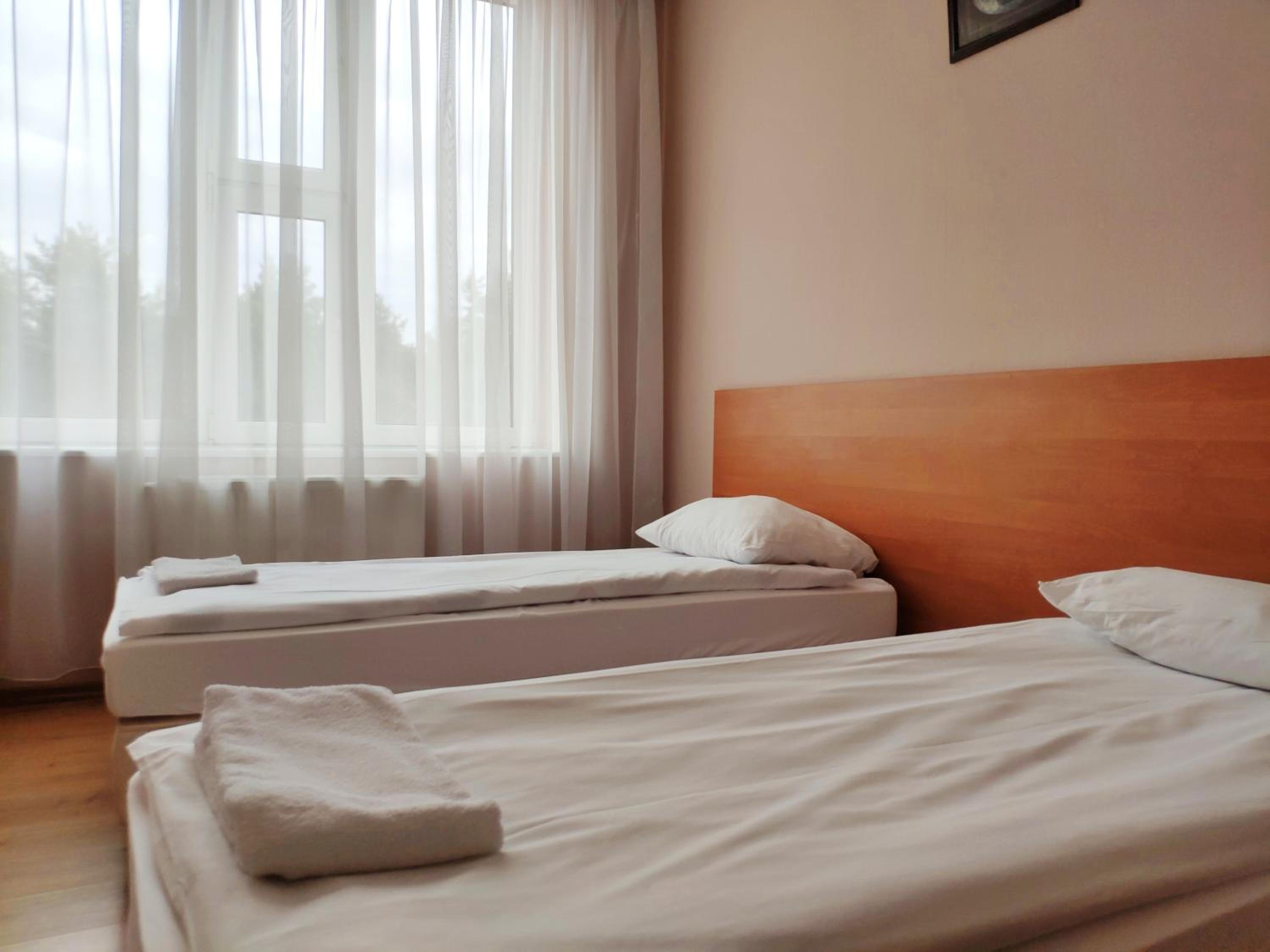 Economy Twin Room - Photo 4