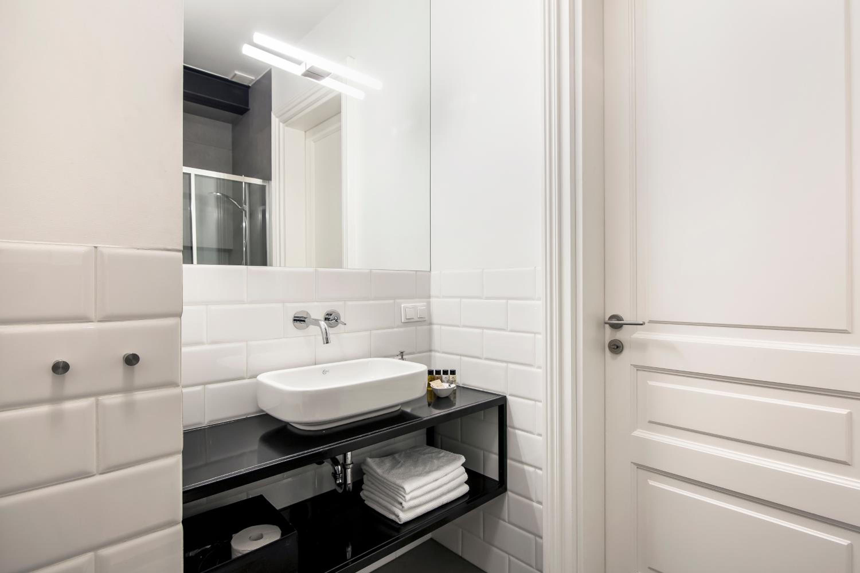 Superior One-Bedroom Apartment - Photo 7