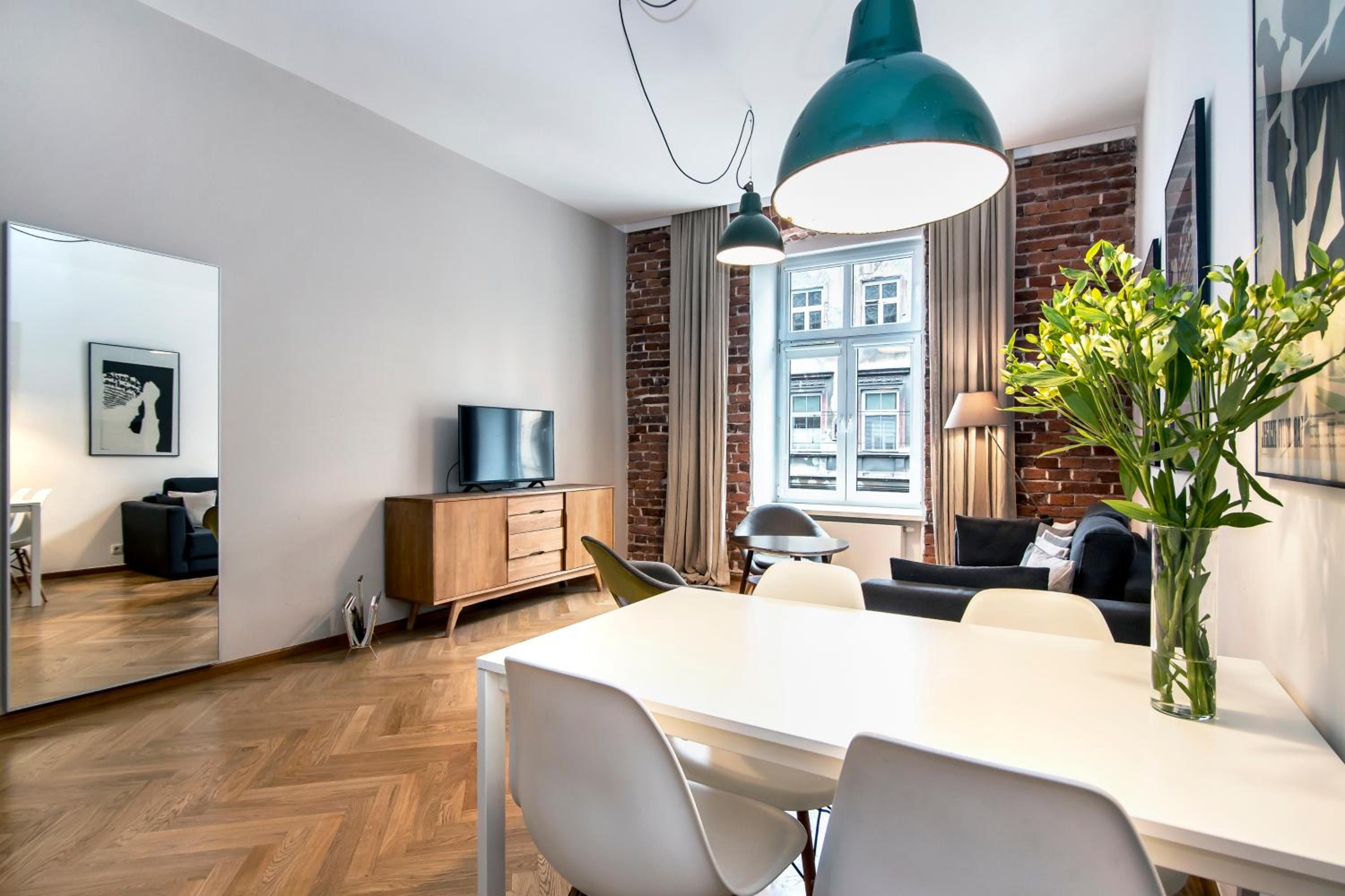 Superior One-Bedroom Apartment - Photo 3