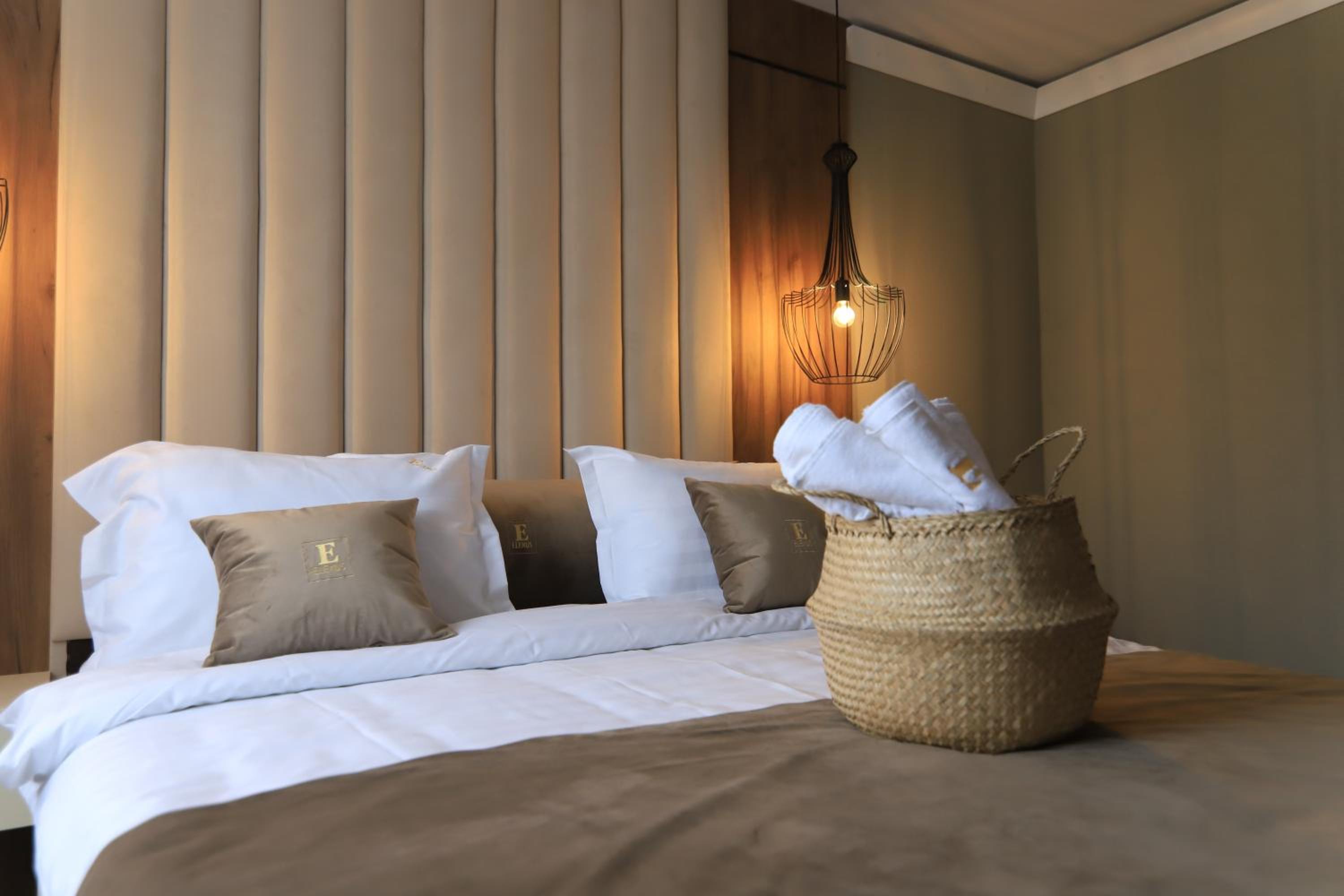 Standard Double Room - Photo 16