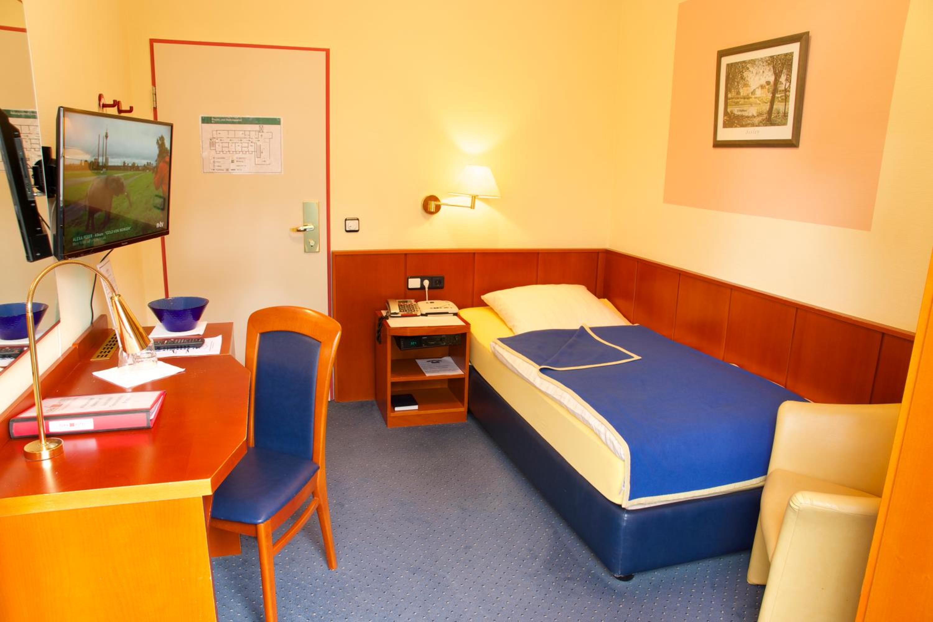 Single Room with Private Bathroom photo 1