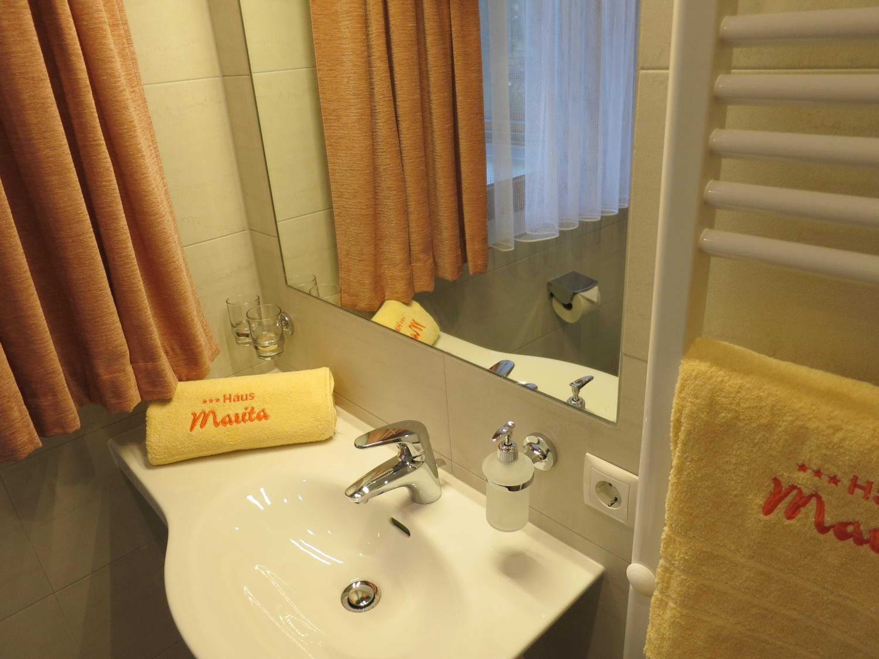 Double Room with Balcony - Photo 9