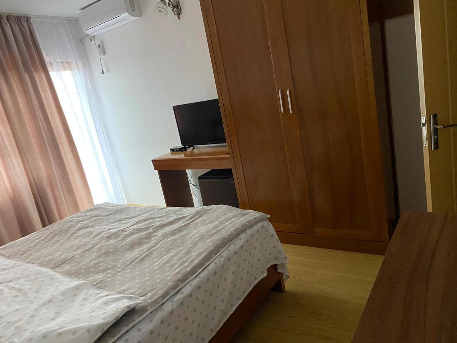 Double Room with Lake View - Photo 11