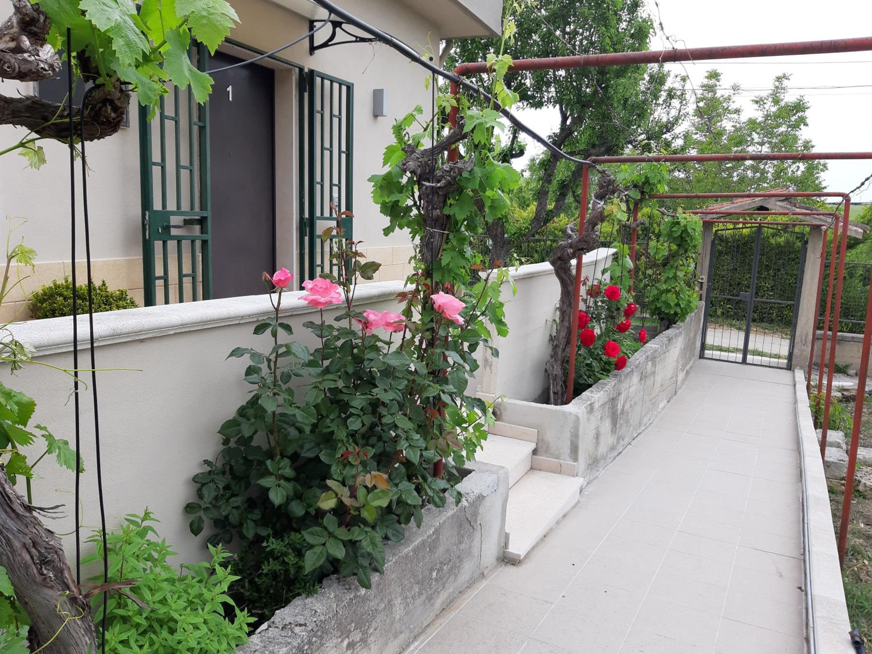 Double Room with Private Bathroom - Photo 10