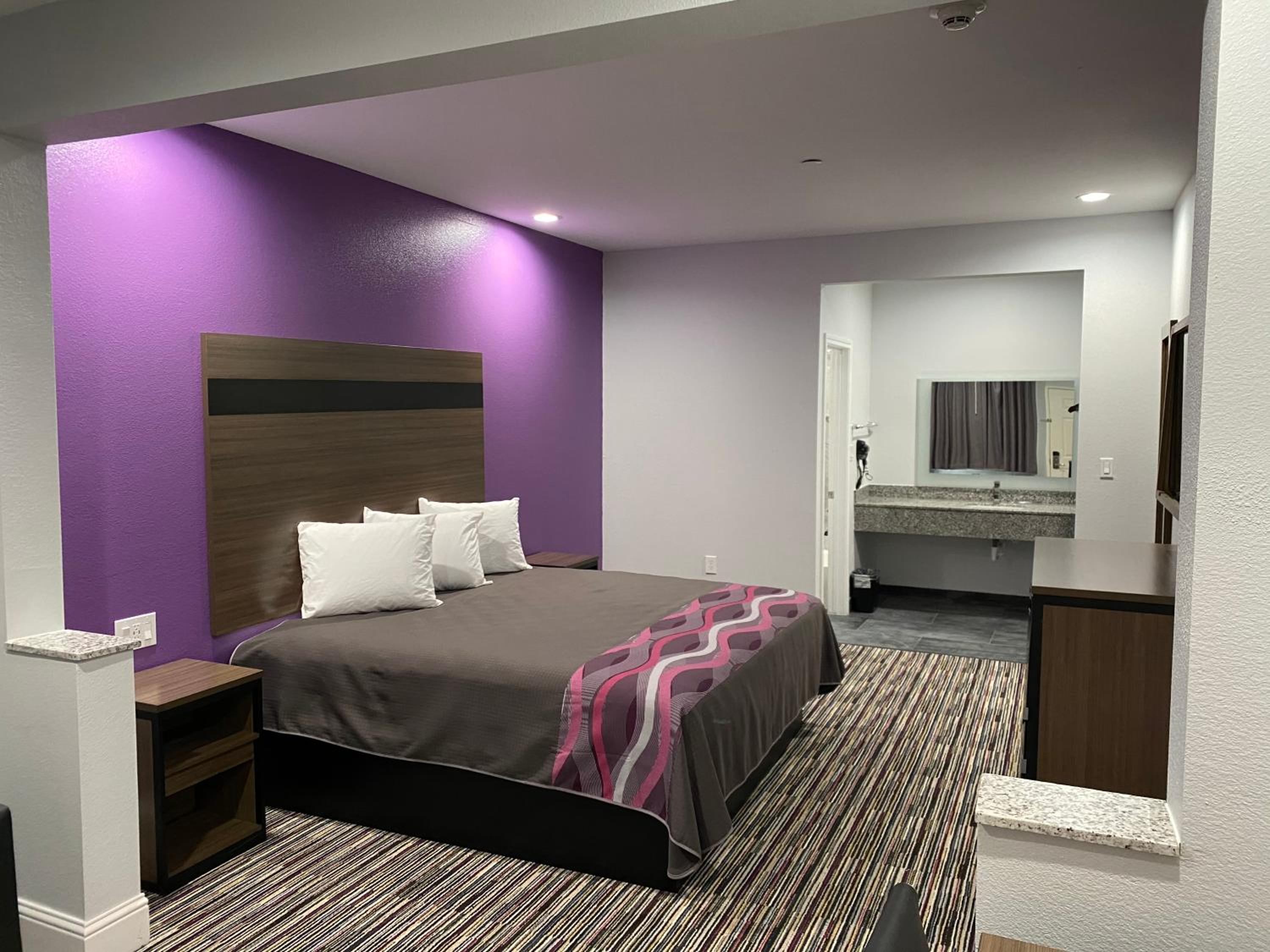 Deluxe King Room - Photo 1