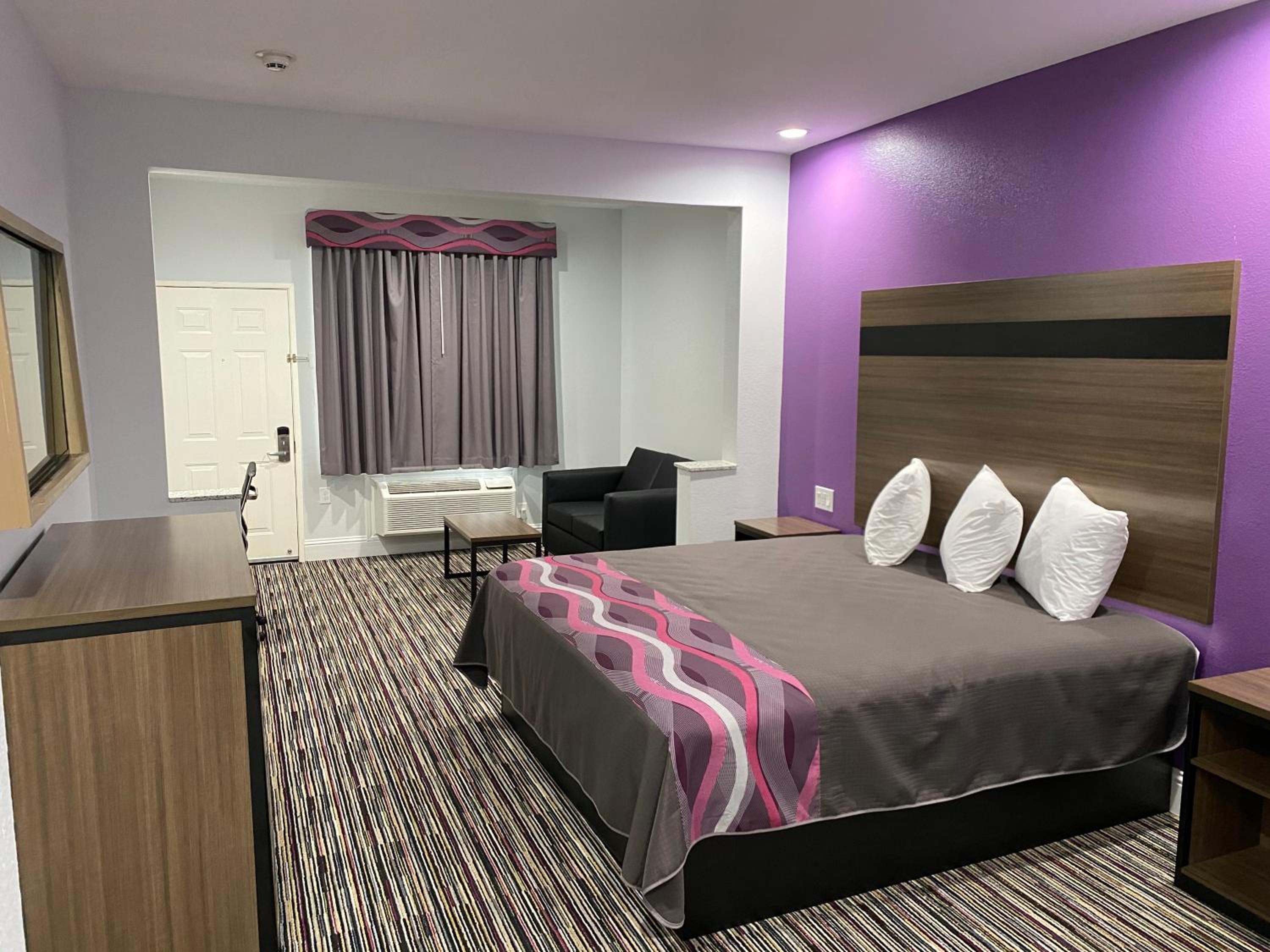Deluxe King Room - Photo 4