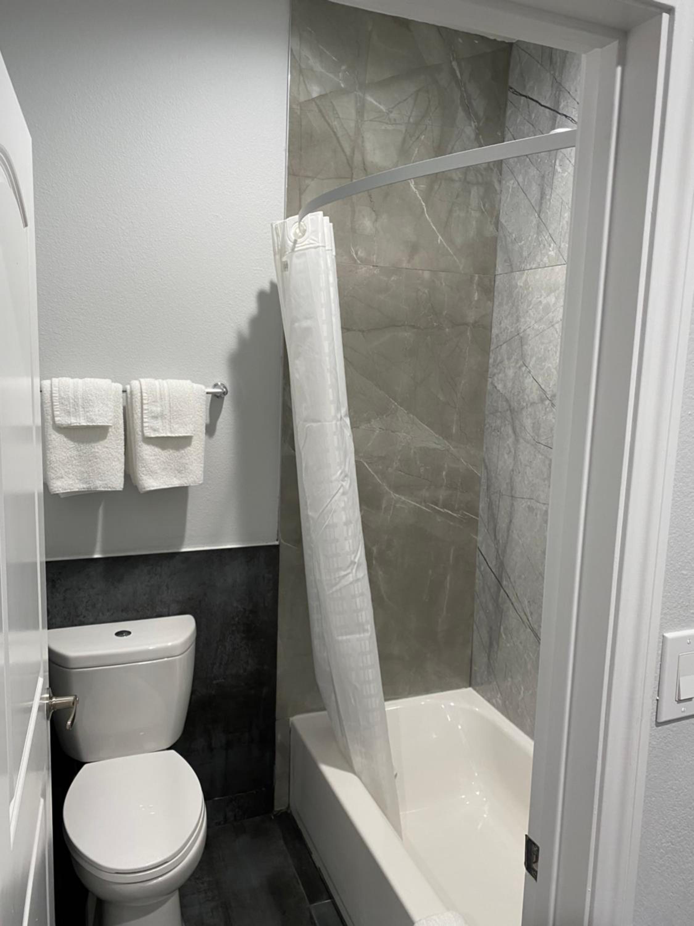 Deluxe King Room - Photo 11