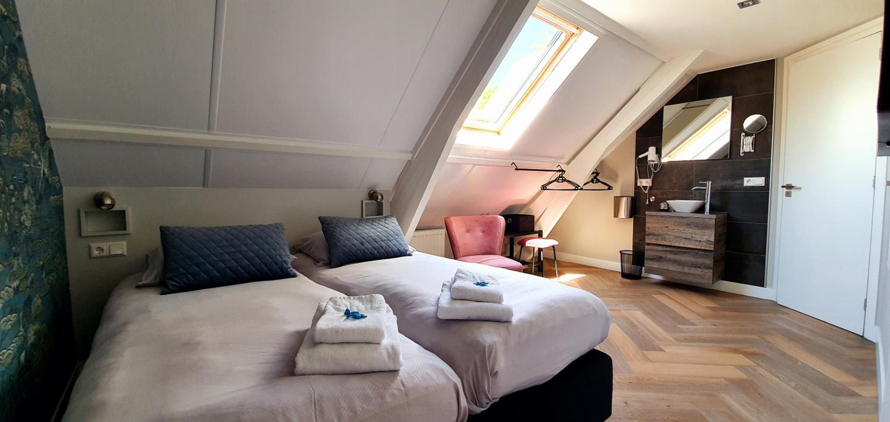Standard Twin Room - Photo 1