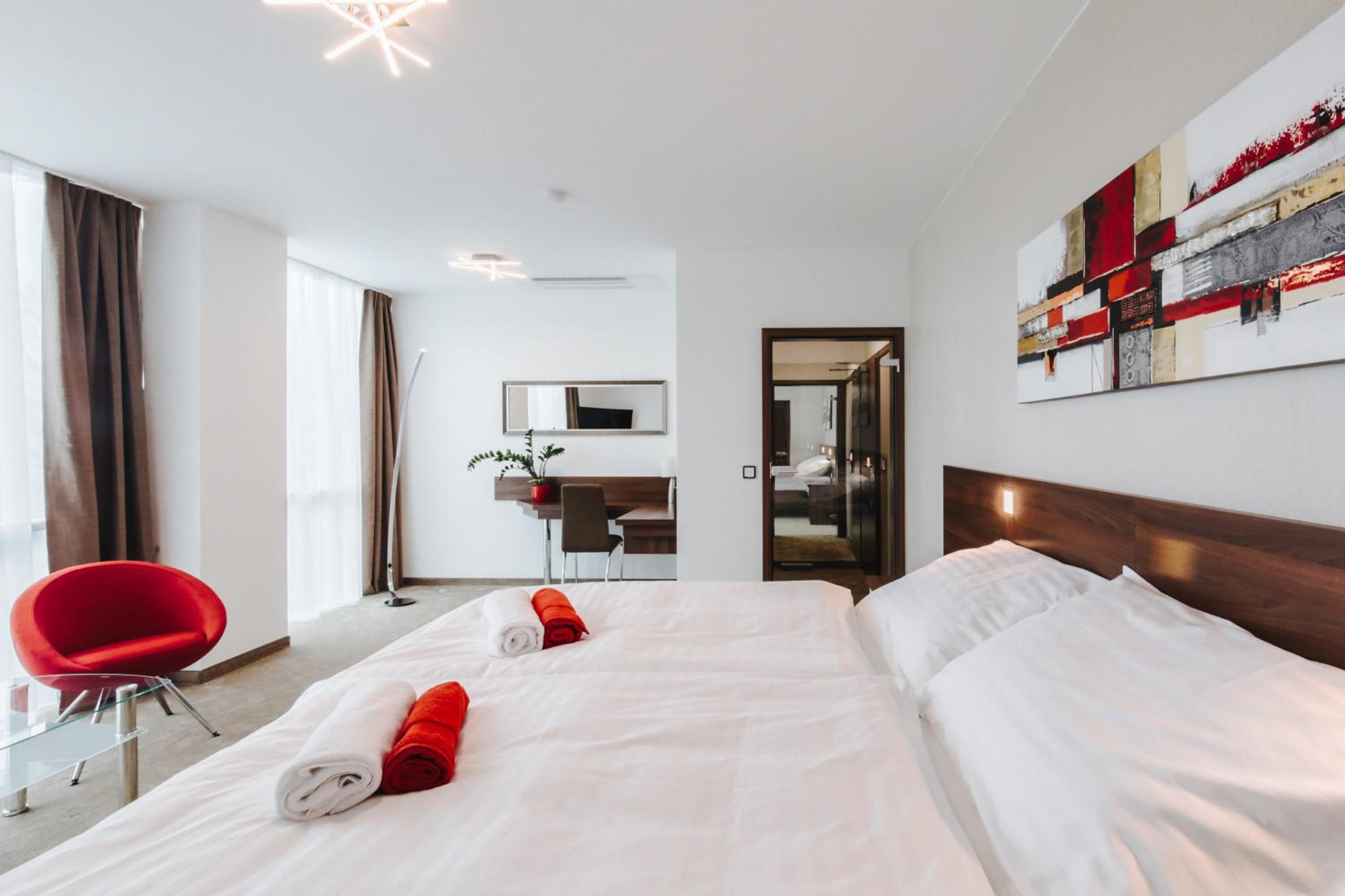 Deluxe Double Room - Photo 9