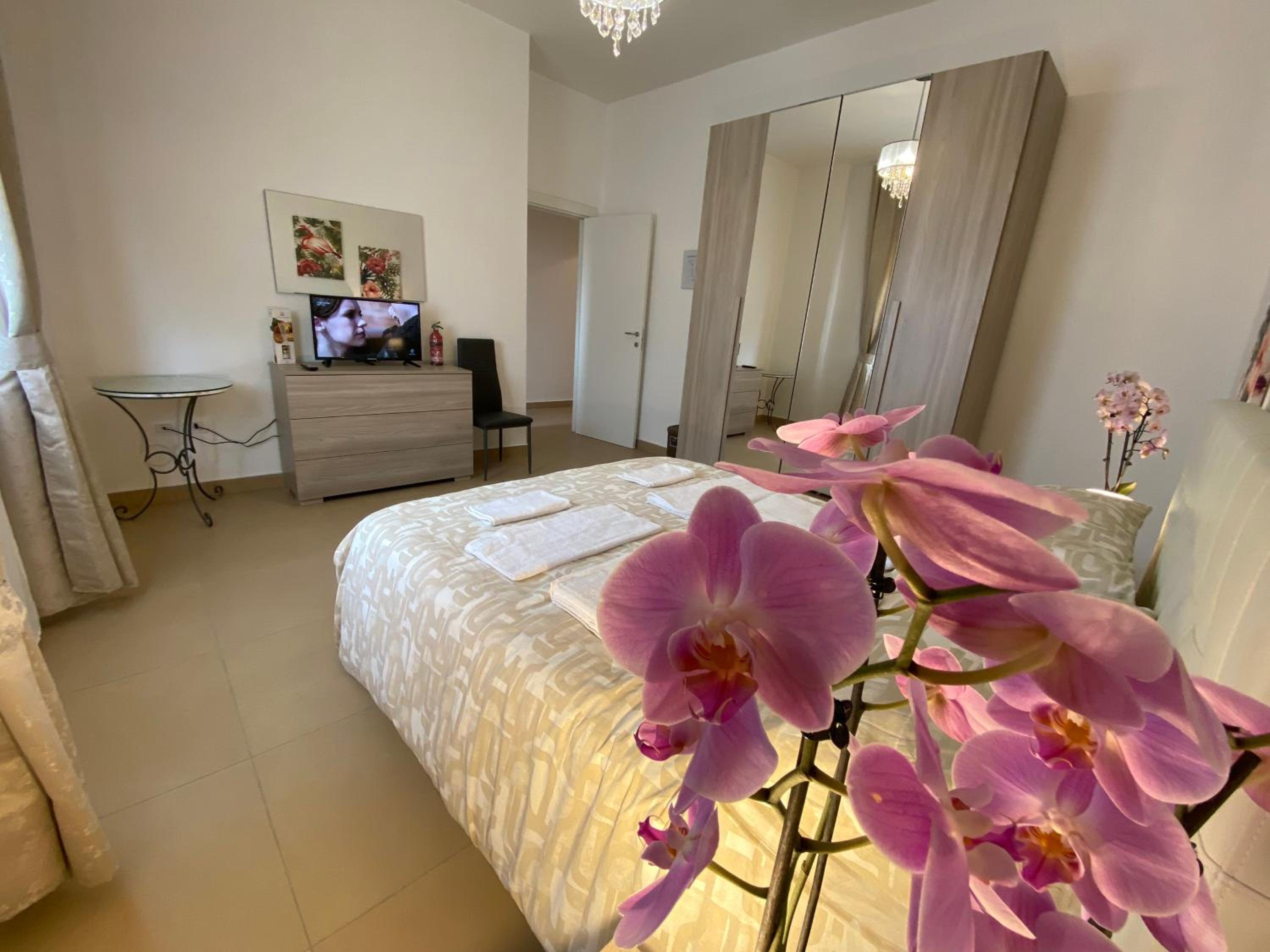 Double Room with Private Bathroom - Photo 33