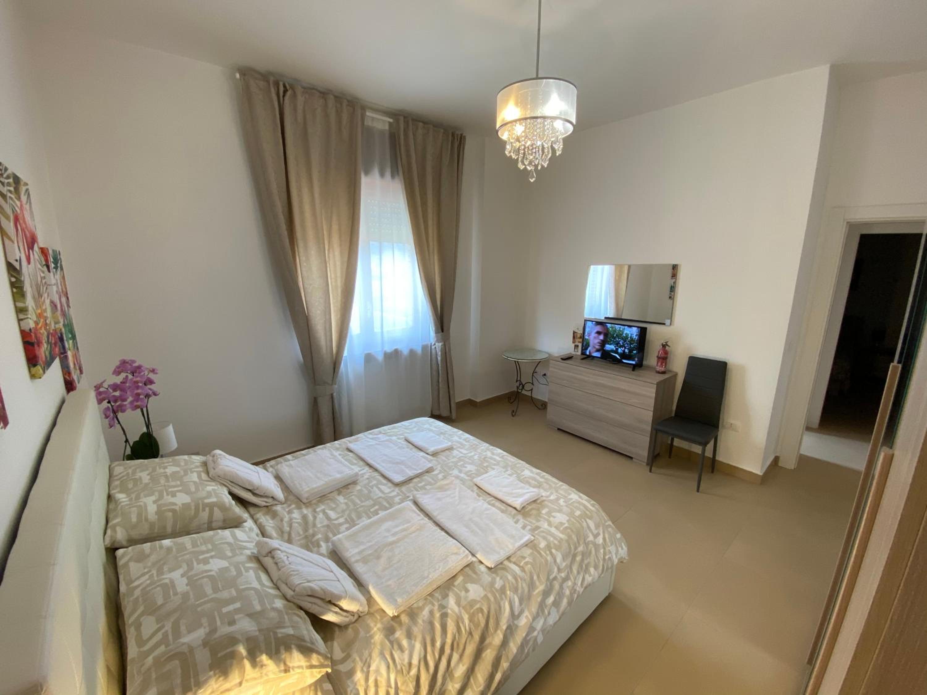 Double Room with Private Bathroom - Photo 34