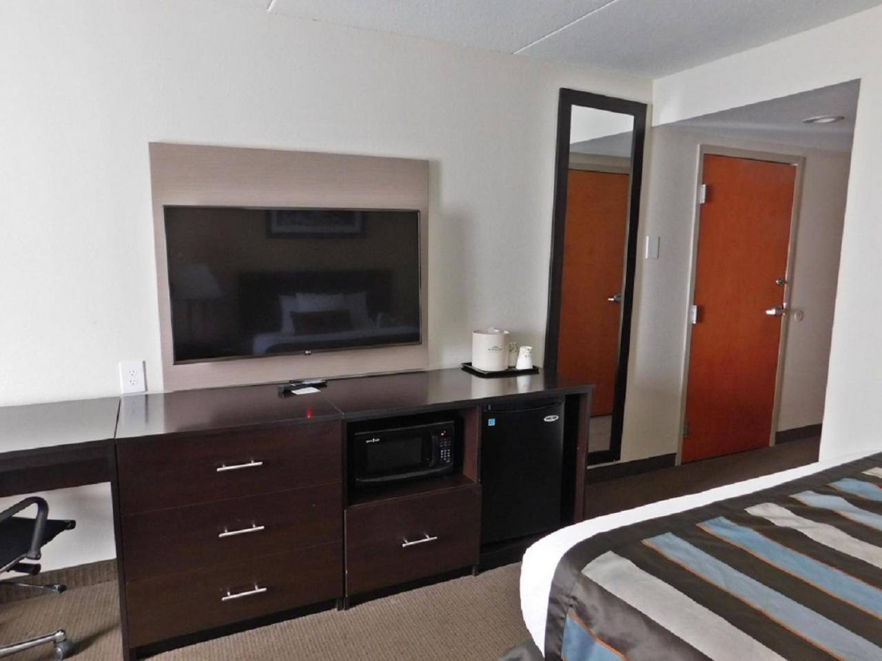 Queen Room with Two Queen Beds - Non-Smoking - Photo 2