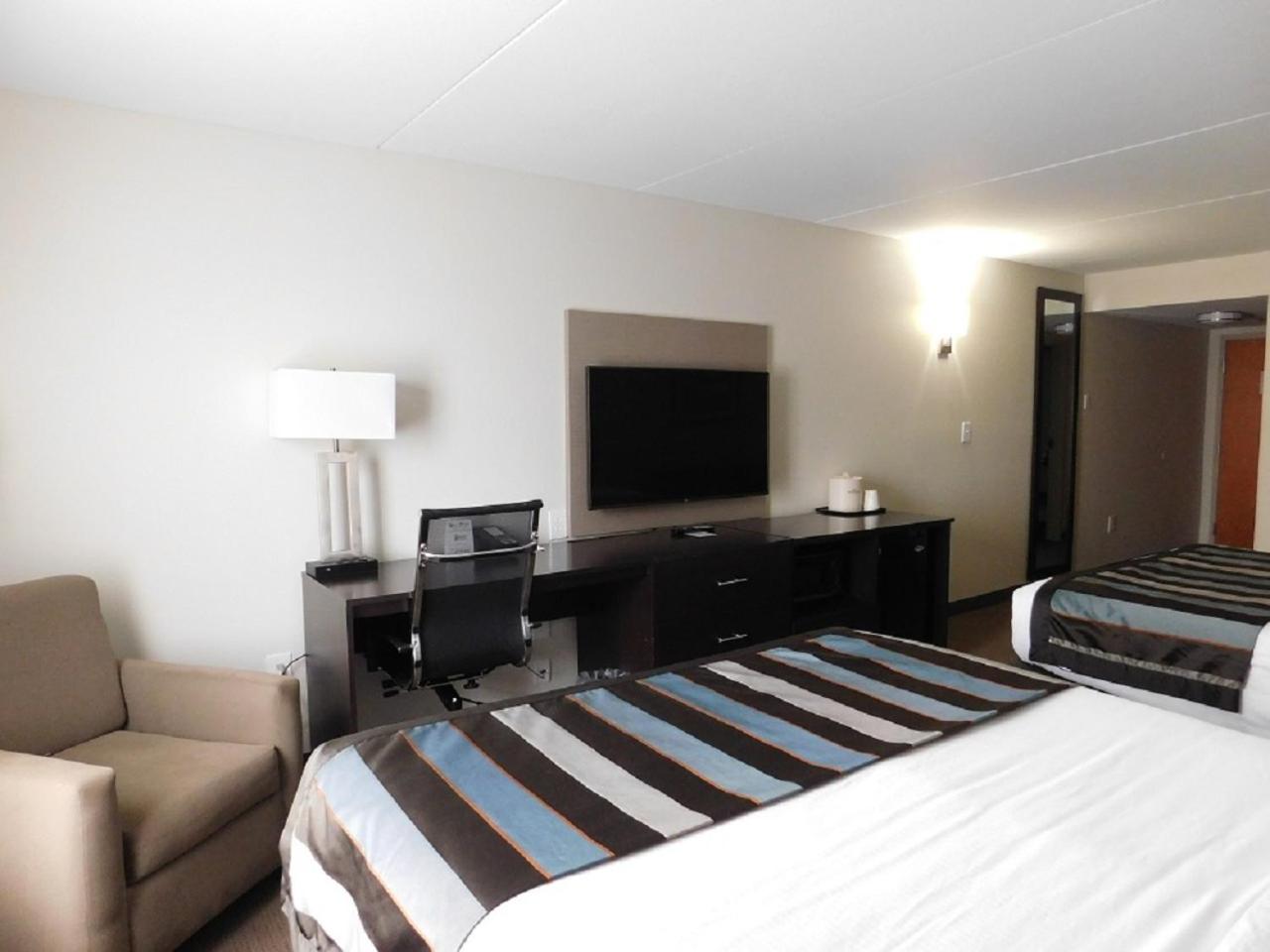 Queen Room with Two Queen Beds - Non-Smoking - Photo 3
