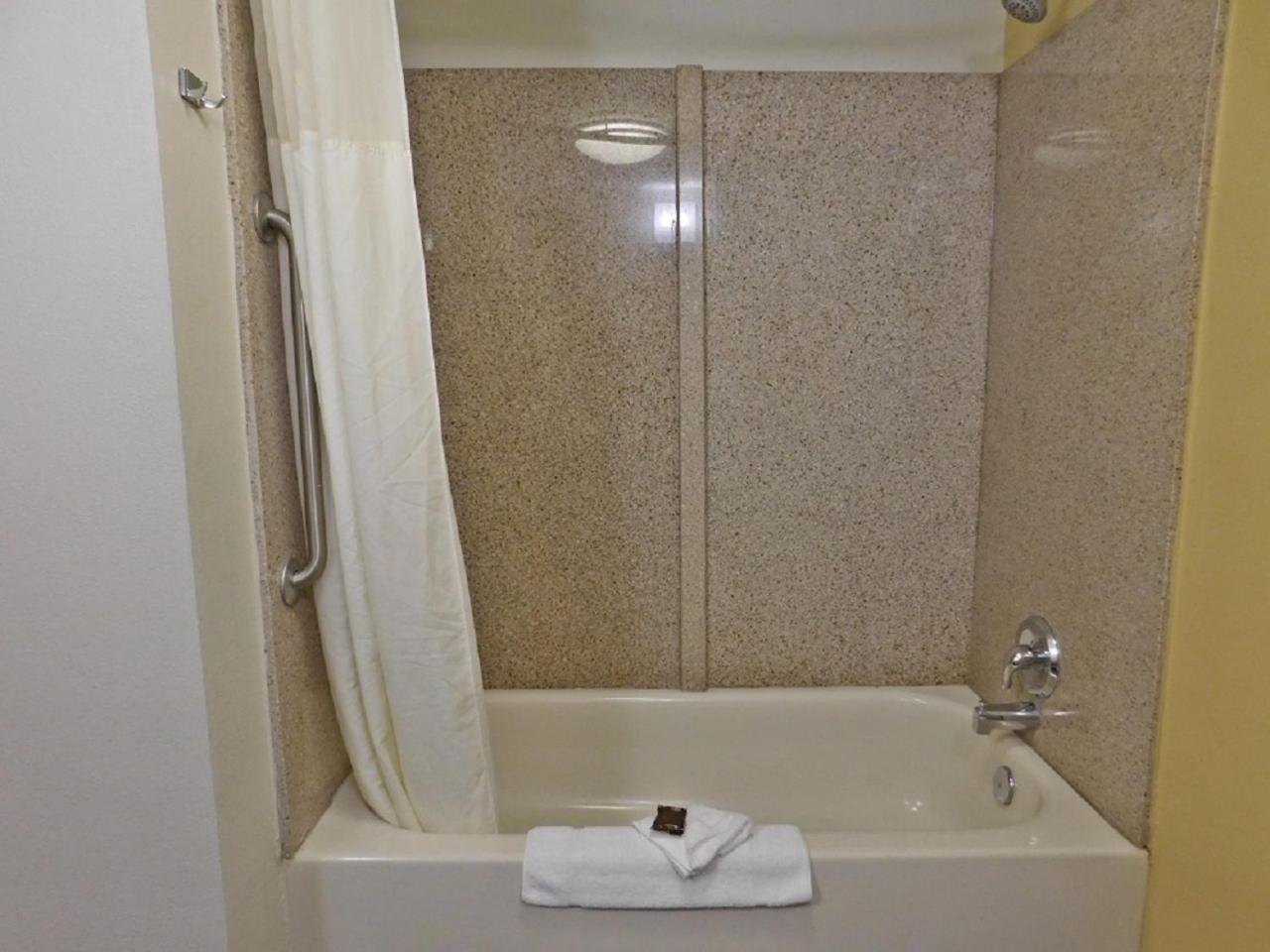 Queen Room with Two Queen Beds - Non-Smoking - Photo 4