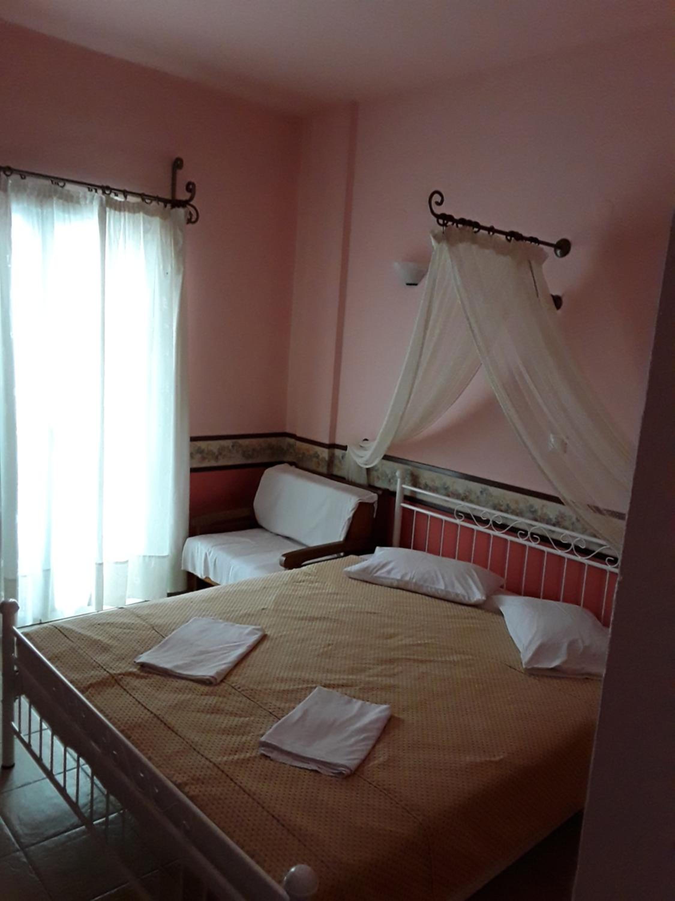 Economy Twin Room photo 2