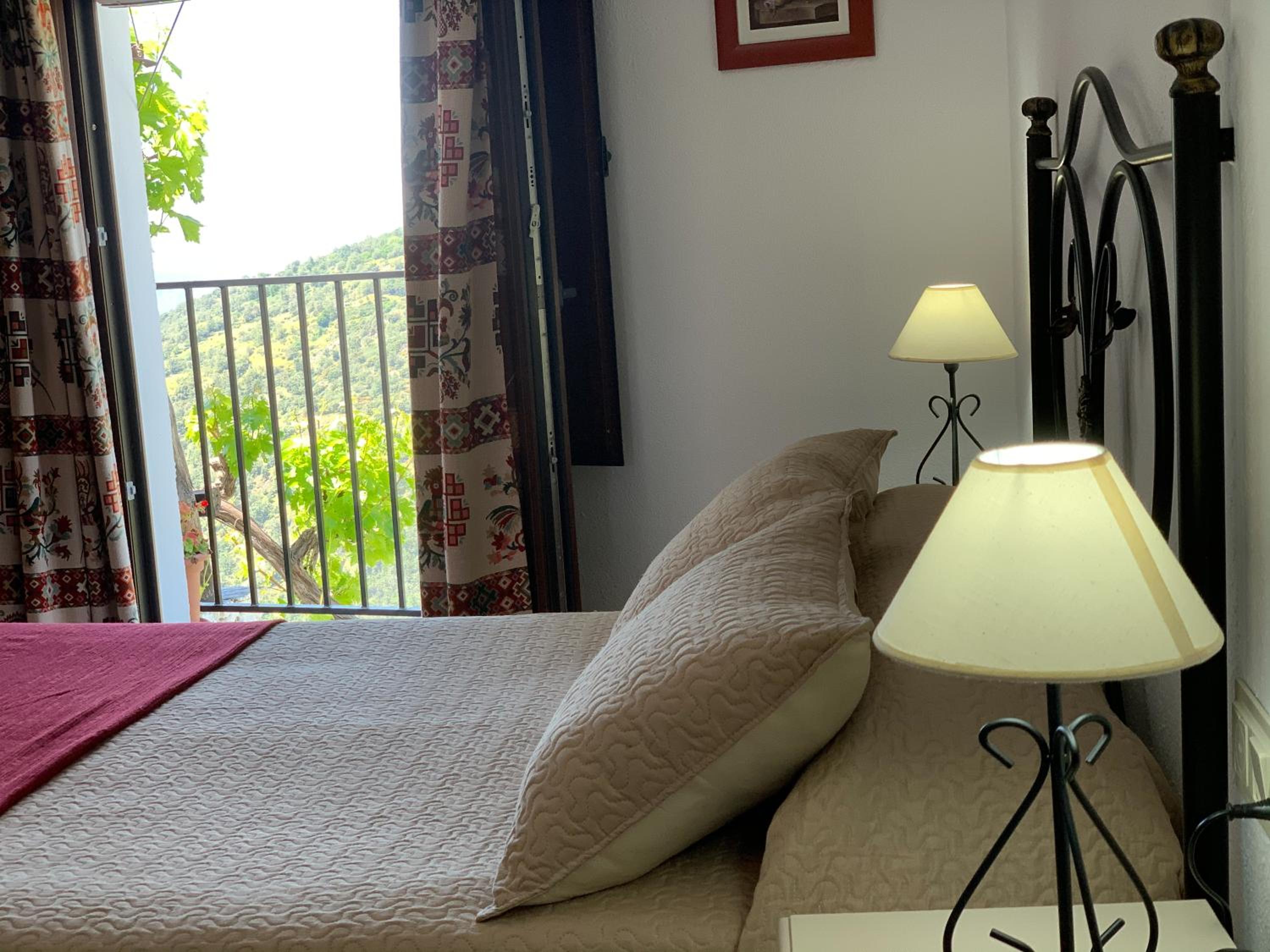 Standard Double or Twin Room with Balcony - Photo 8