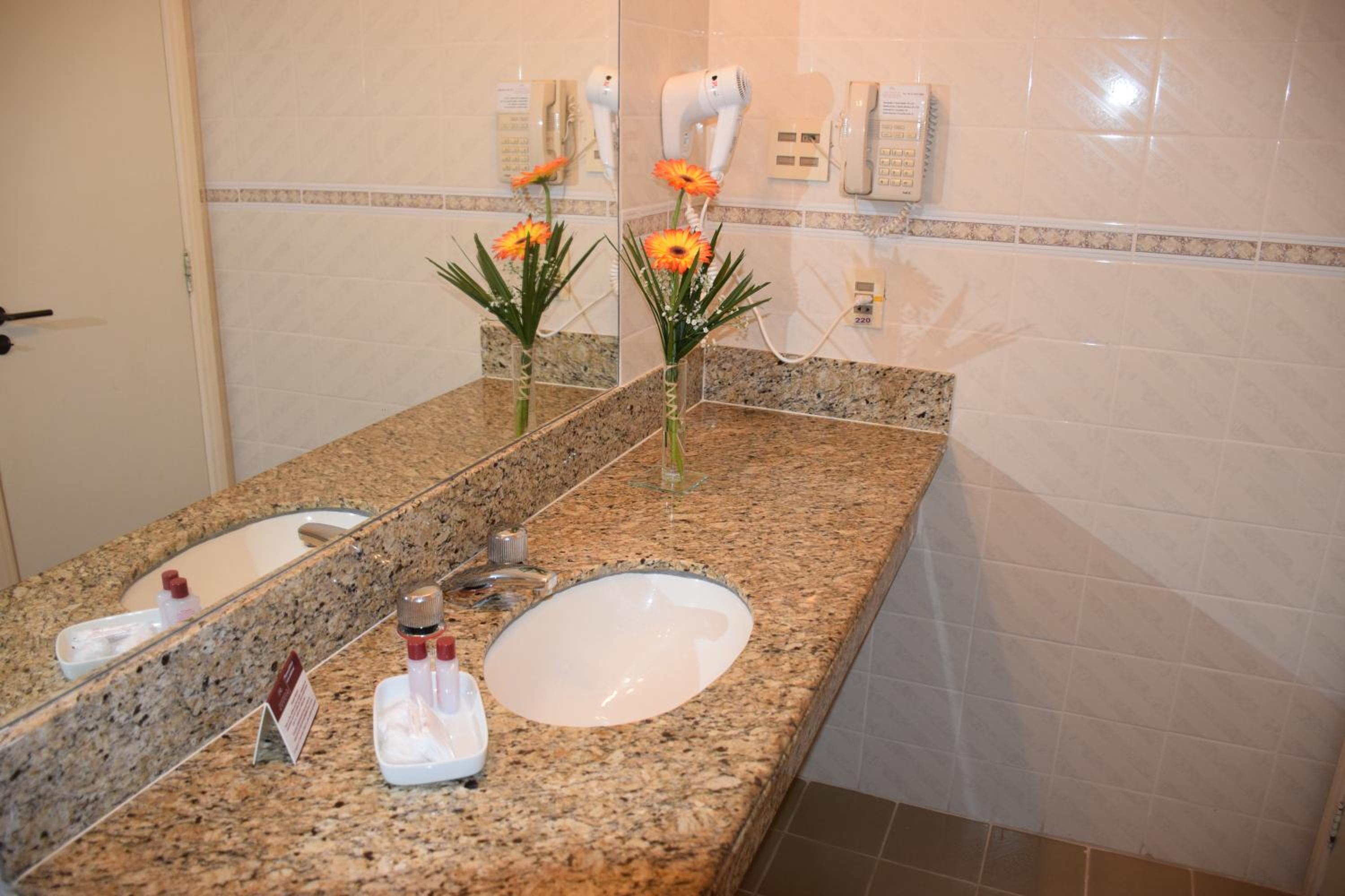 Suite (3 Adults) - Photo 4