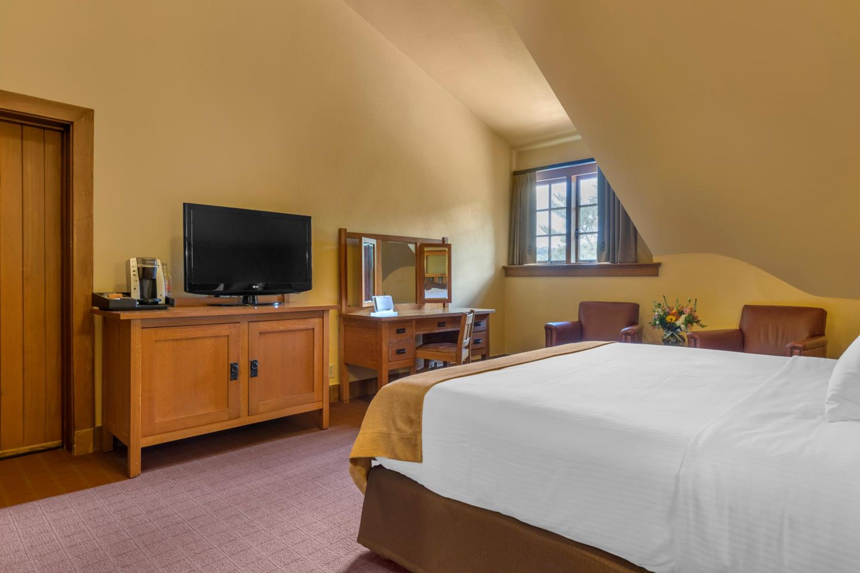 Deluxe Resort View Room 1 King Bed - Photo 4