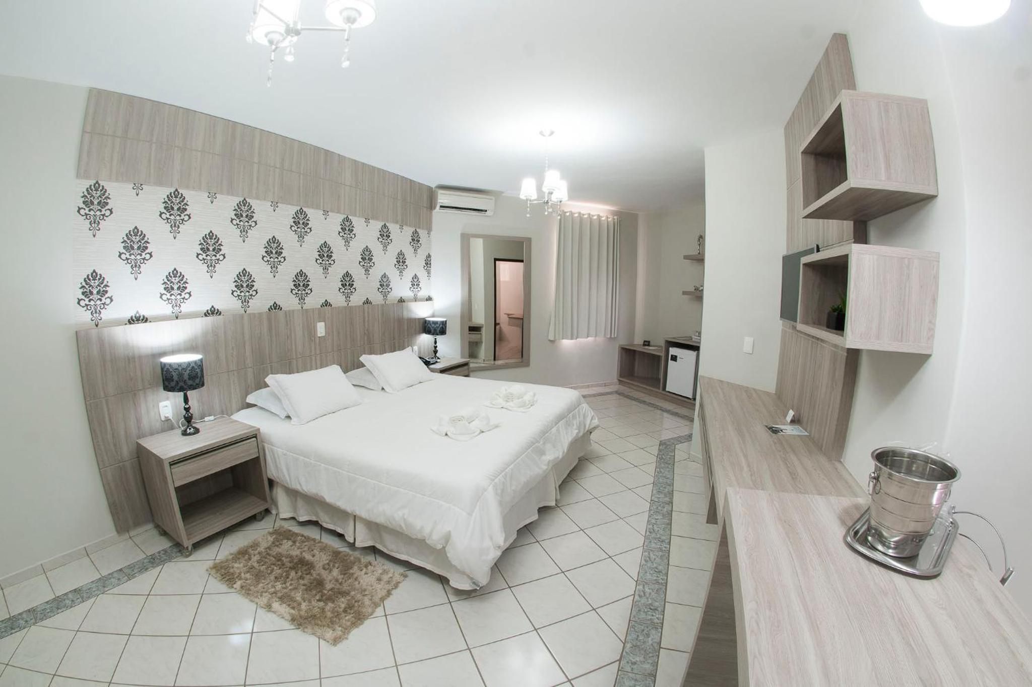 Queen Suite with Spa Bath photo 1