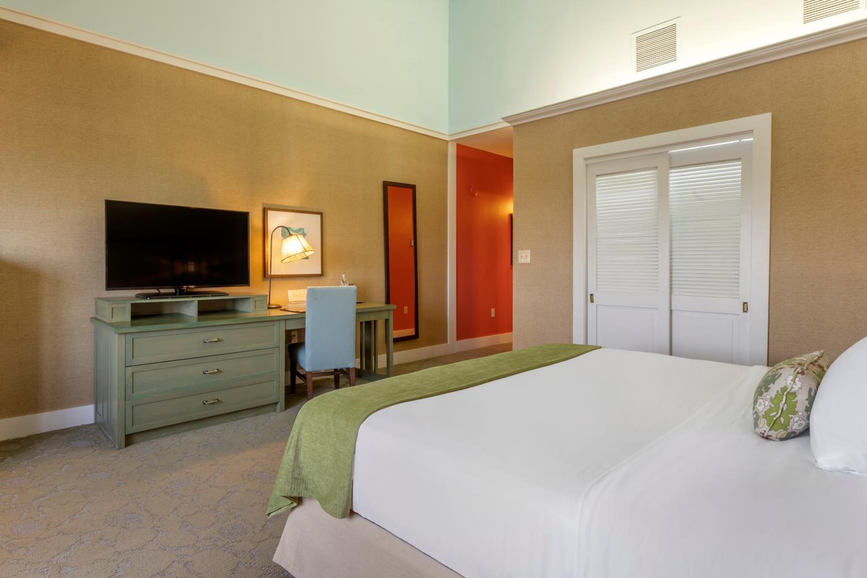 Club Floor Room - One King Bed - Photo 6