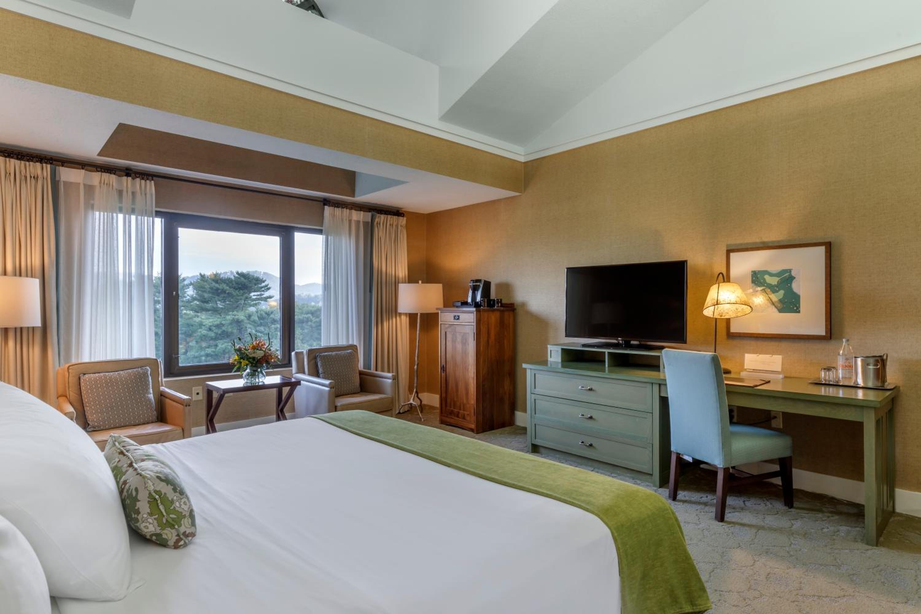 Club Floor Room - One King Bed - Photo 5