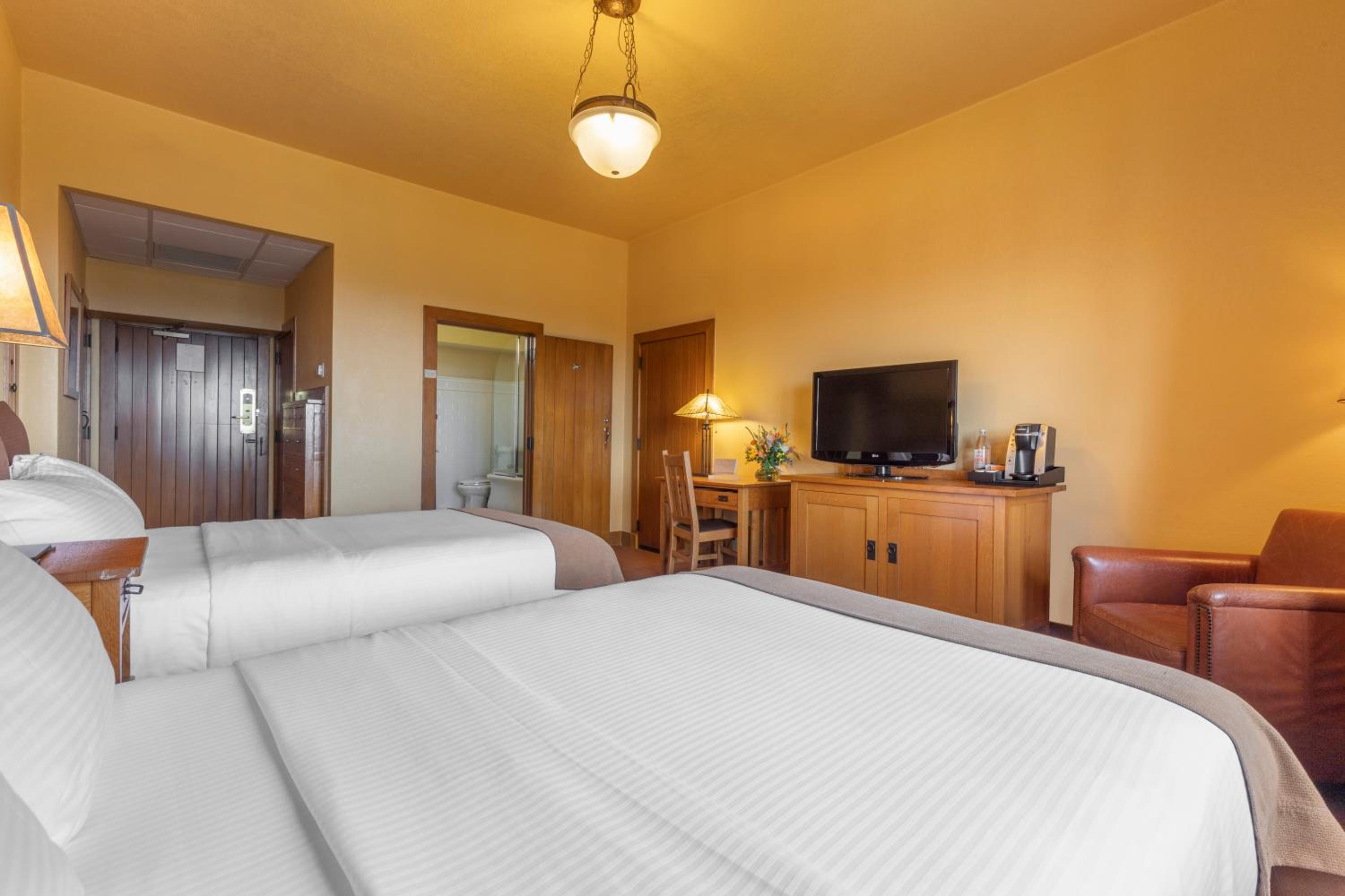 Deluxe Mountain View with 2 Double Beds - Photo 4