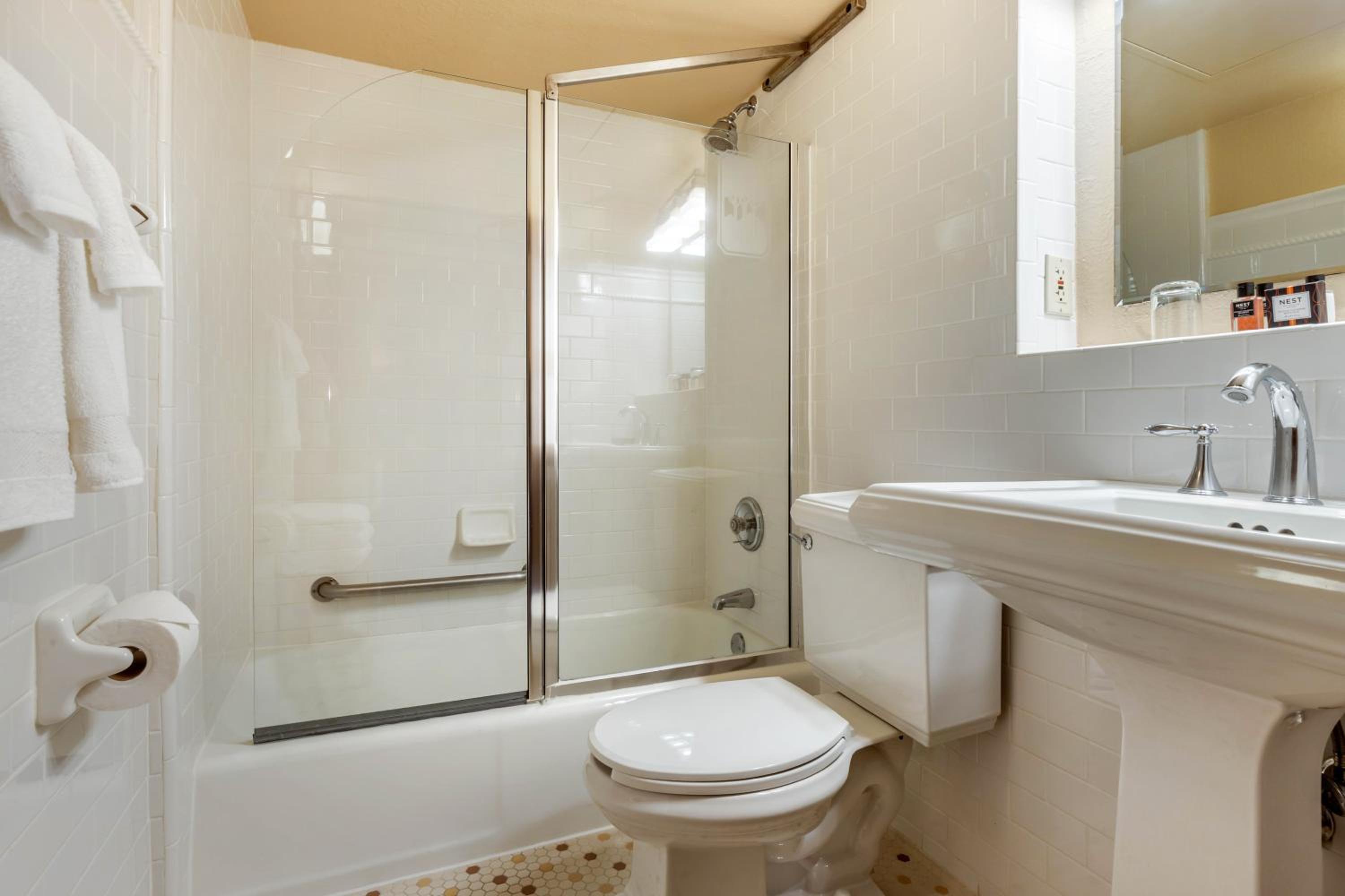 Traditional Room 1 Queen Bed - Photo 2