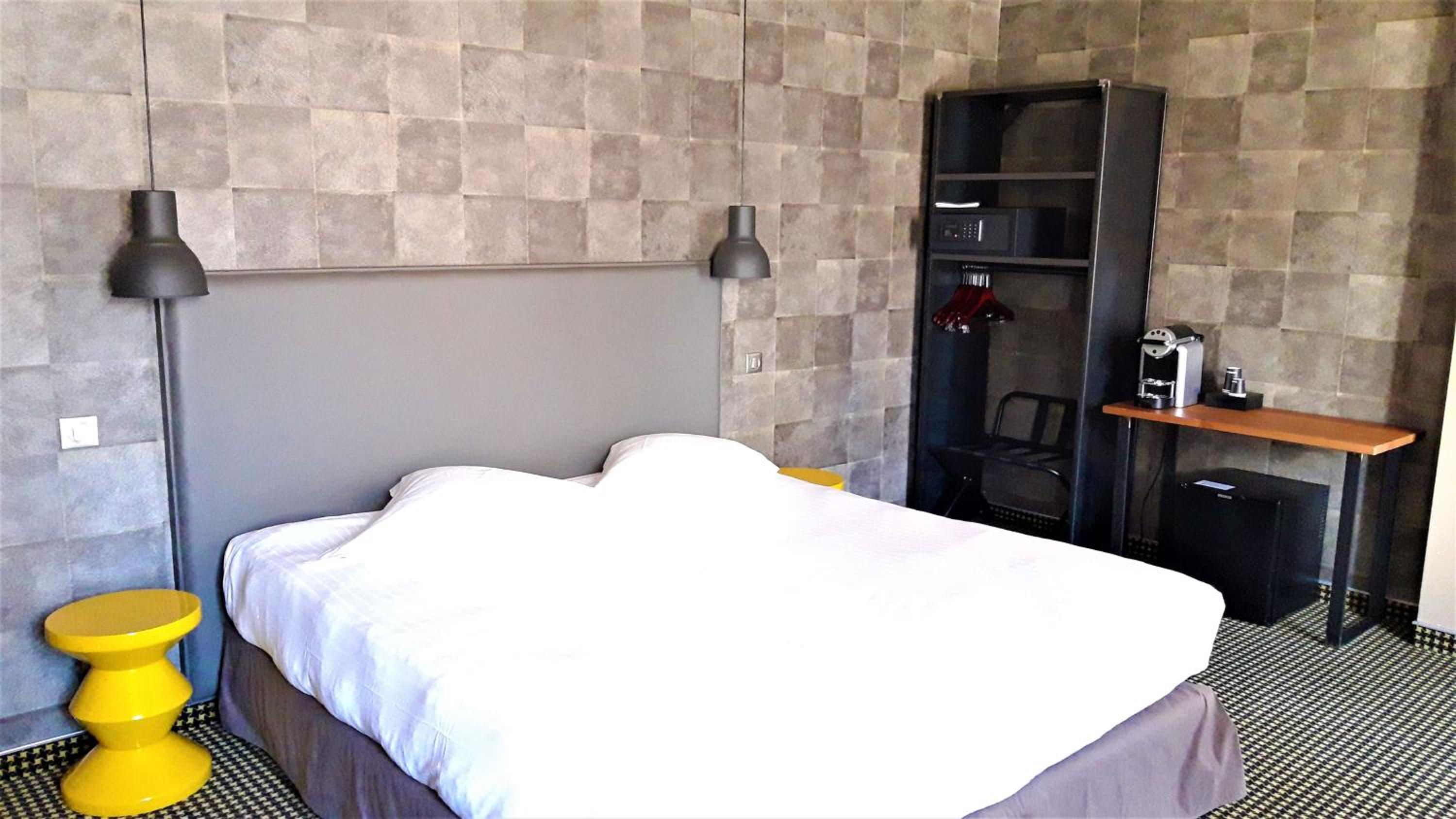 Superior King Room - Non-Smoking - Photo 23