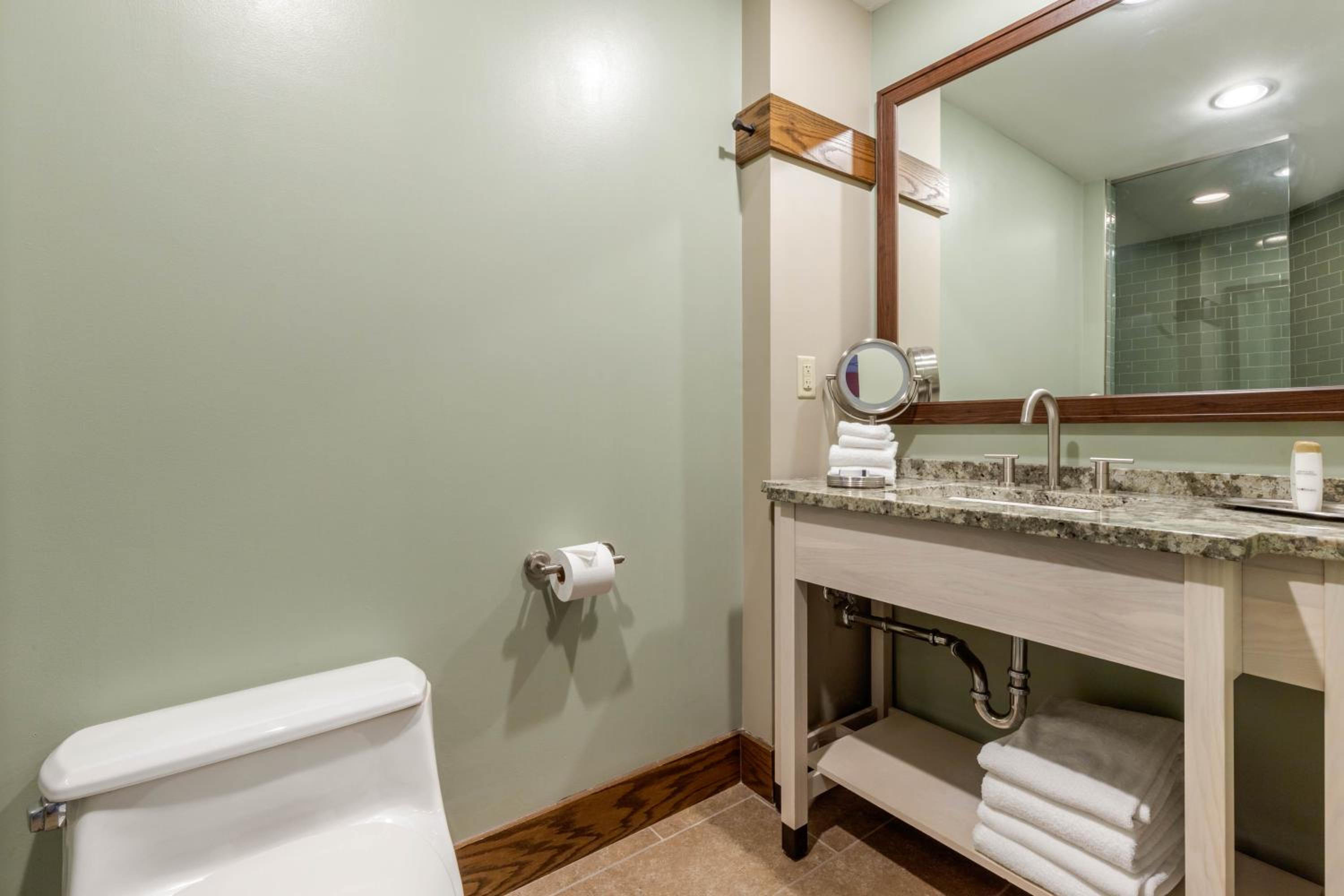 Executive Junior Suite with One King Bed - Photo 5
