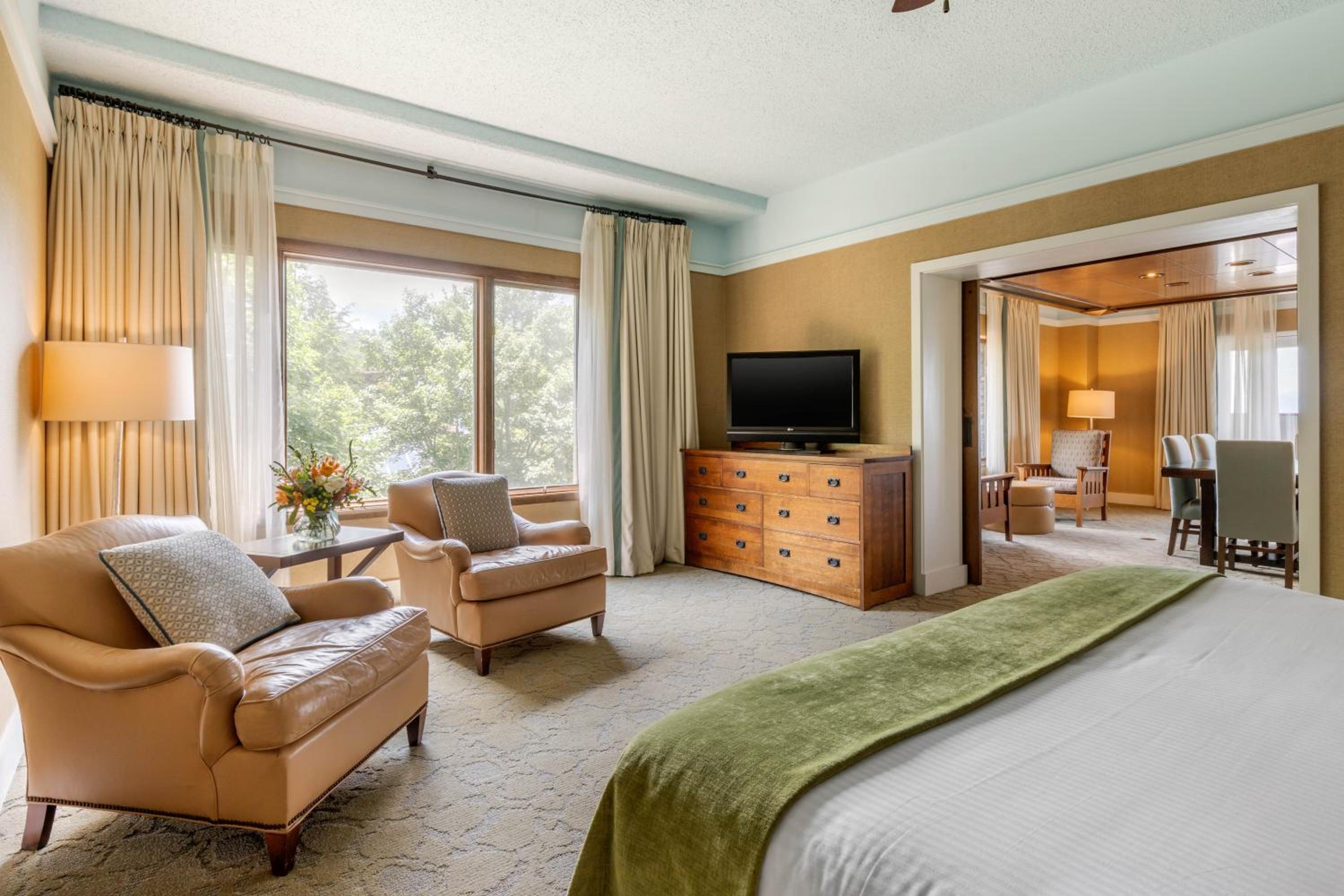 Executive Junior Suite with One King Bed - Photo 1