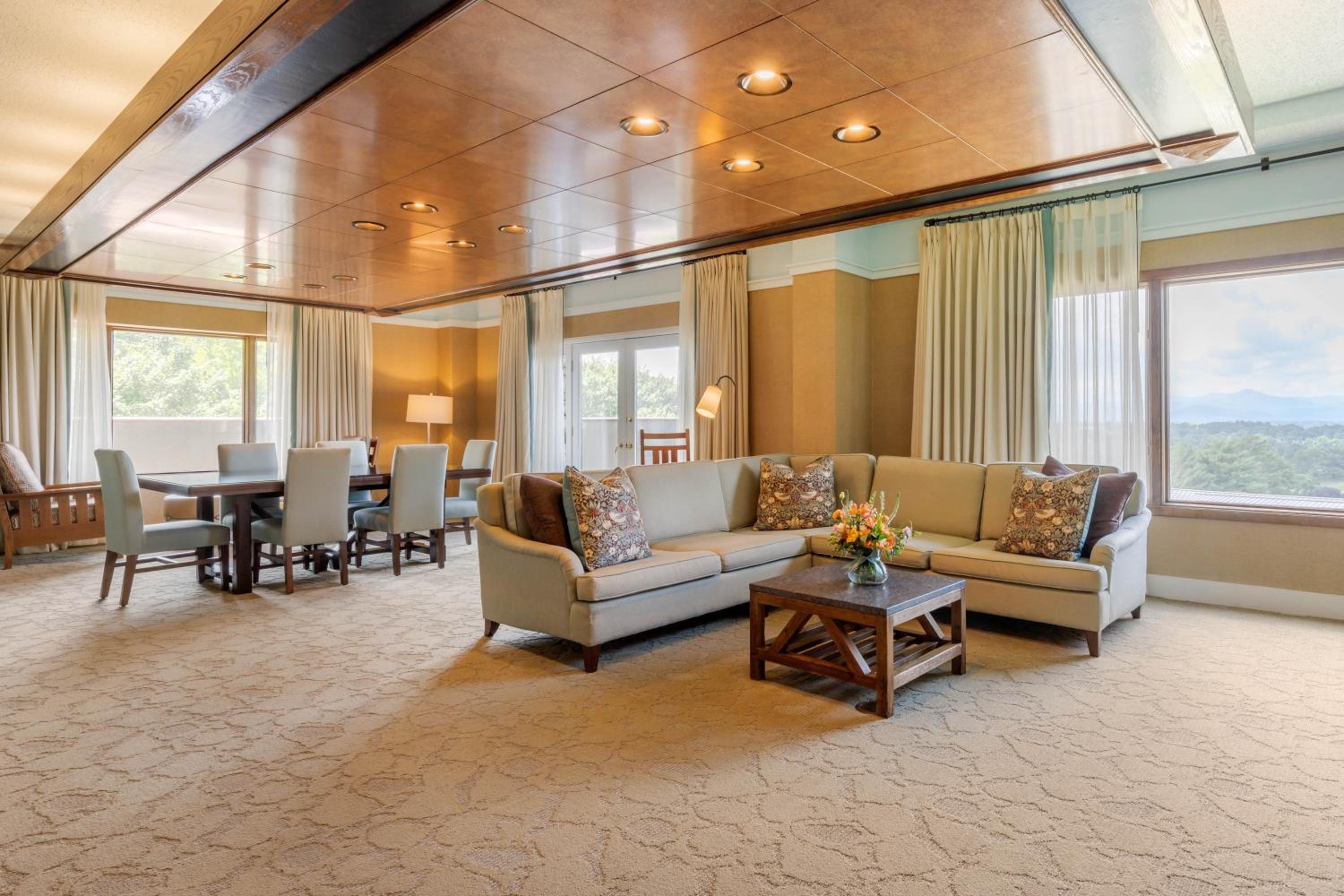 Executive Junior Suite with One King Bed - Photo 4