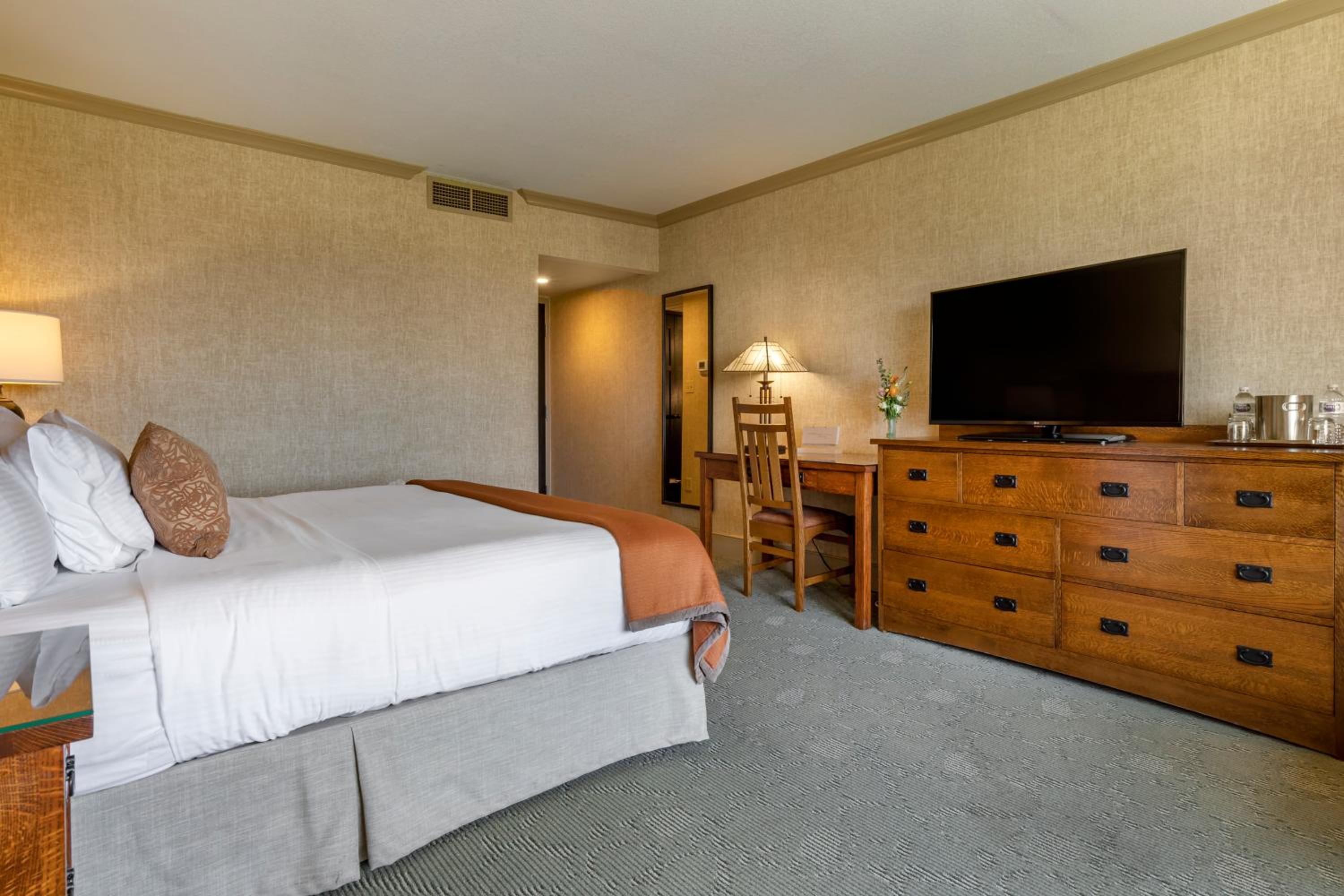 Premium King Room with Resort View - Photo 4