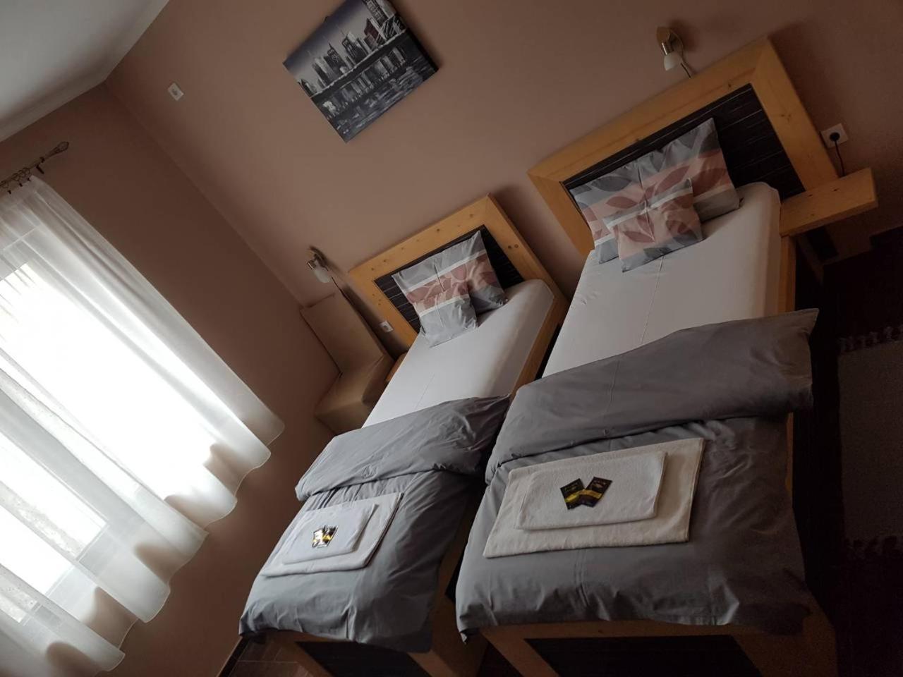 Twin Room with Private Bathroom photo 3