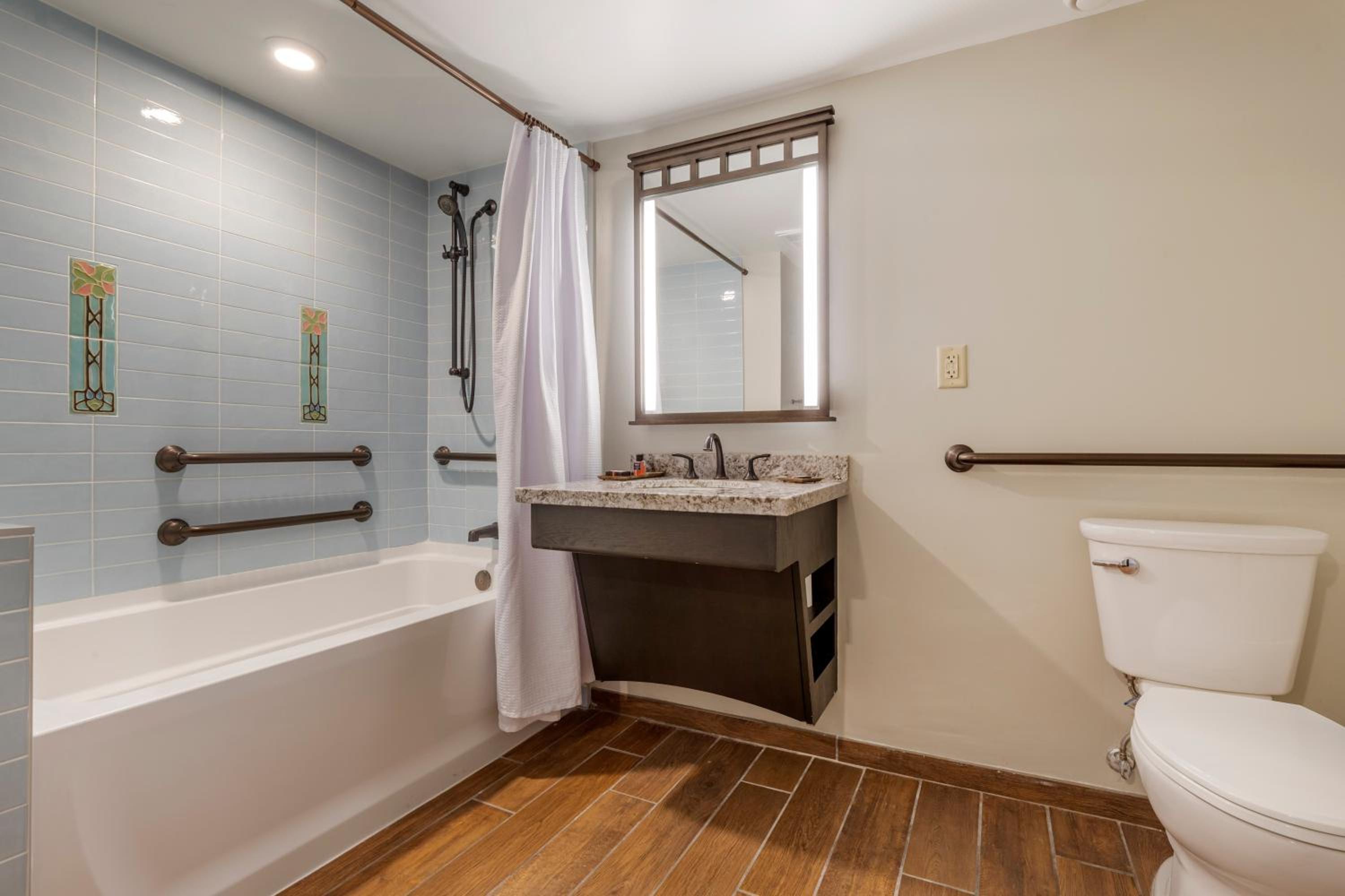 Premium Accessible Mountain View Room with One King Bed  - Photo 7