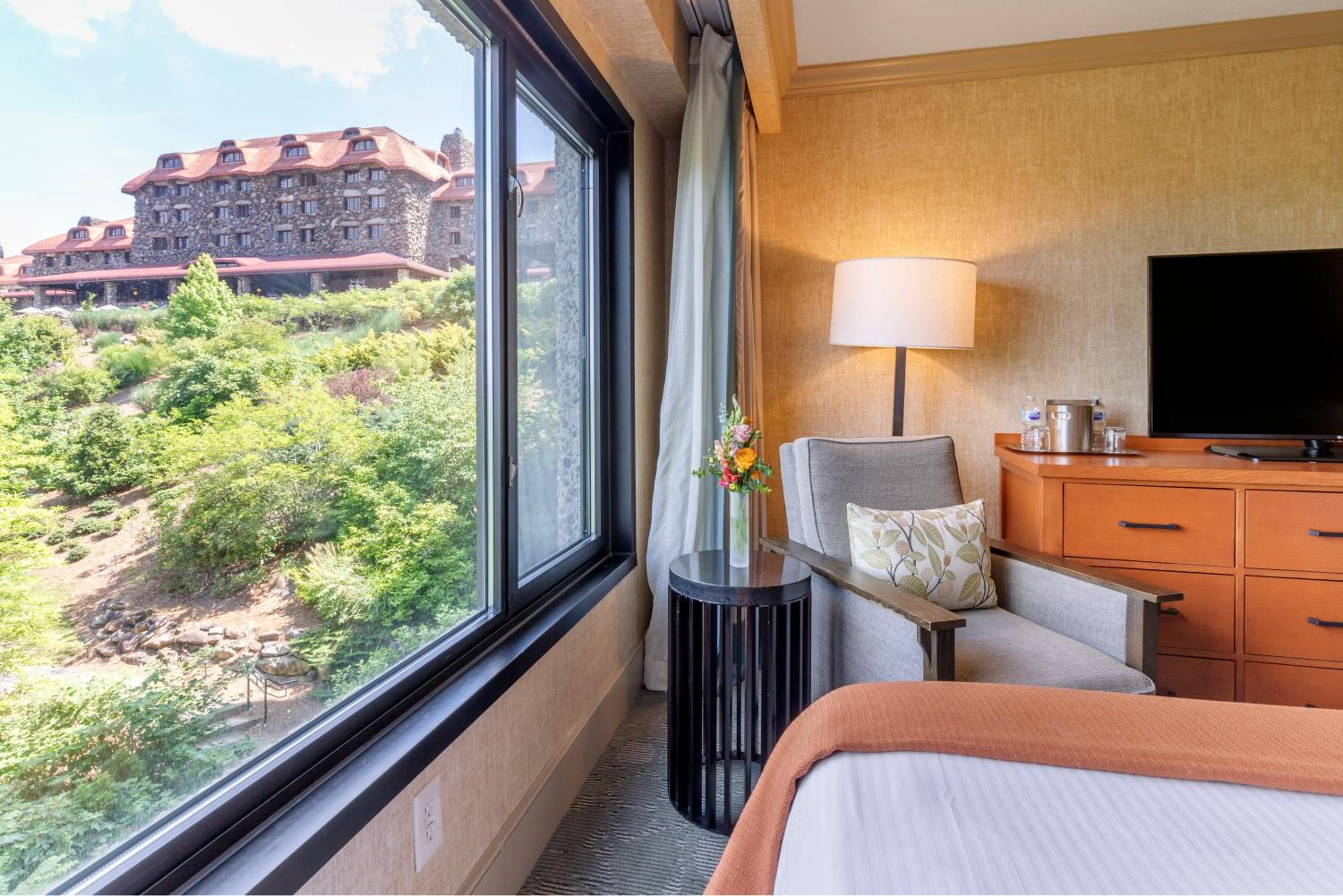 Accessible Resort Room 1 King Bed- Roll-in Shower