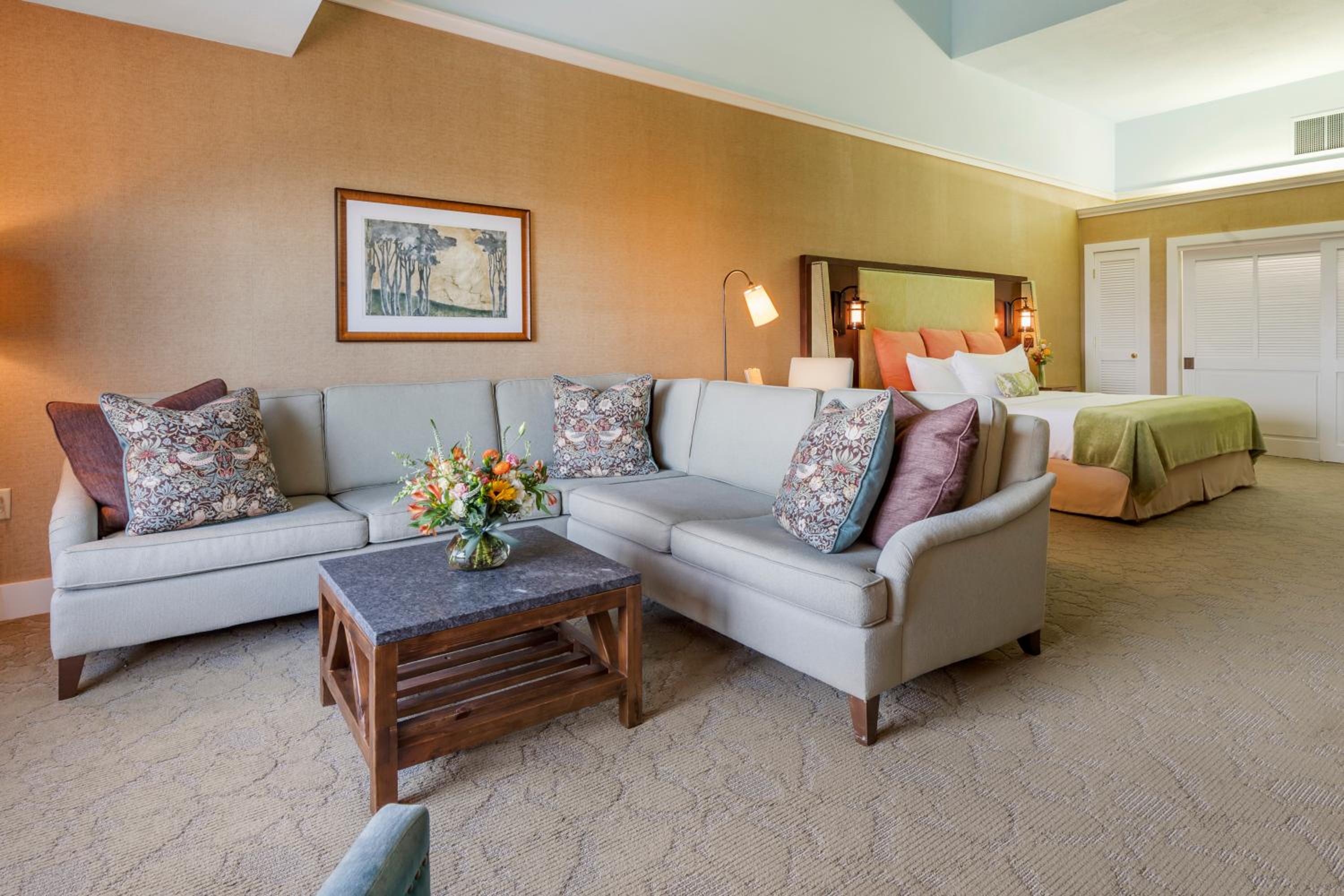 Premium Club Floor  Room with One King Bed - Photo 3