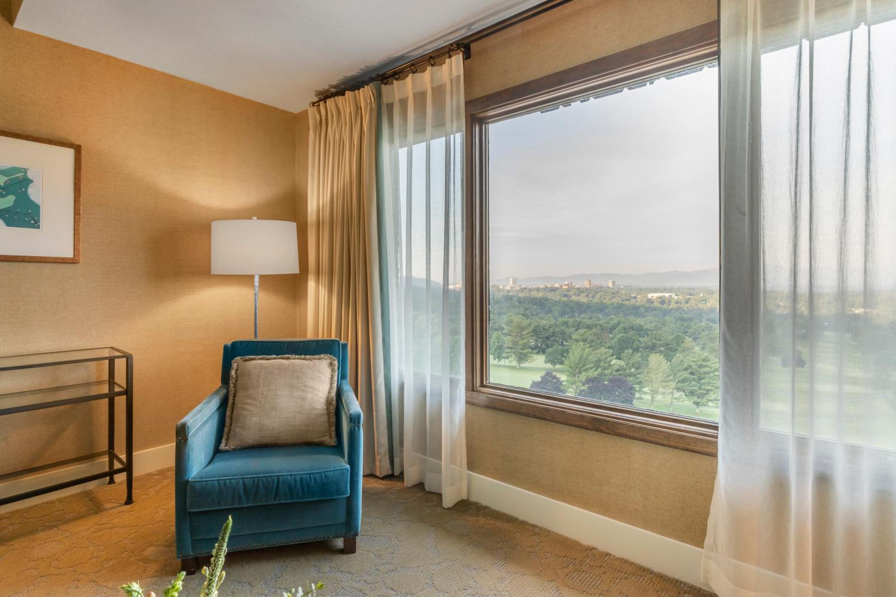 Premium Club Floor  Room with One King Bed - Photo 2