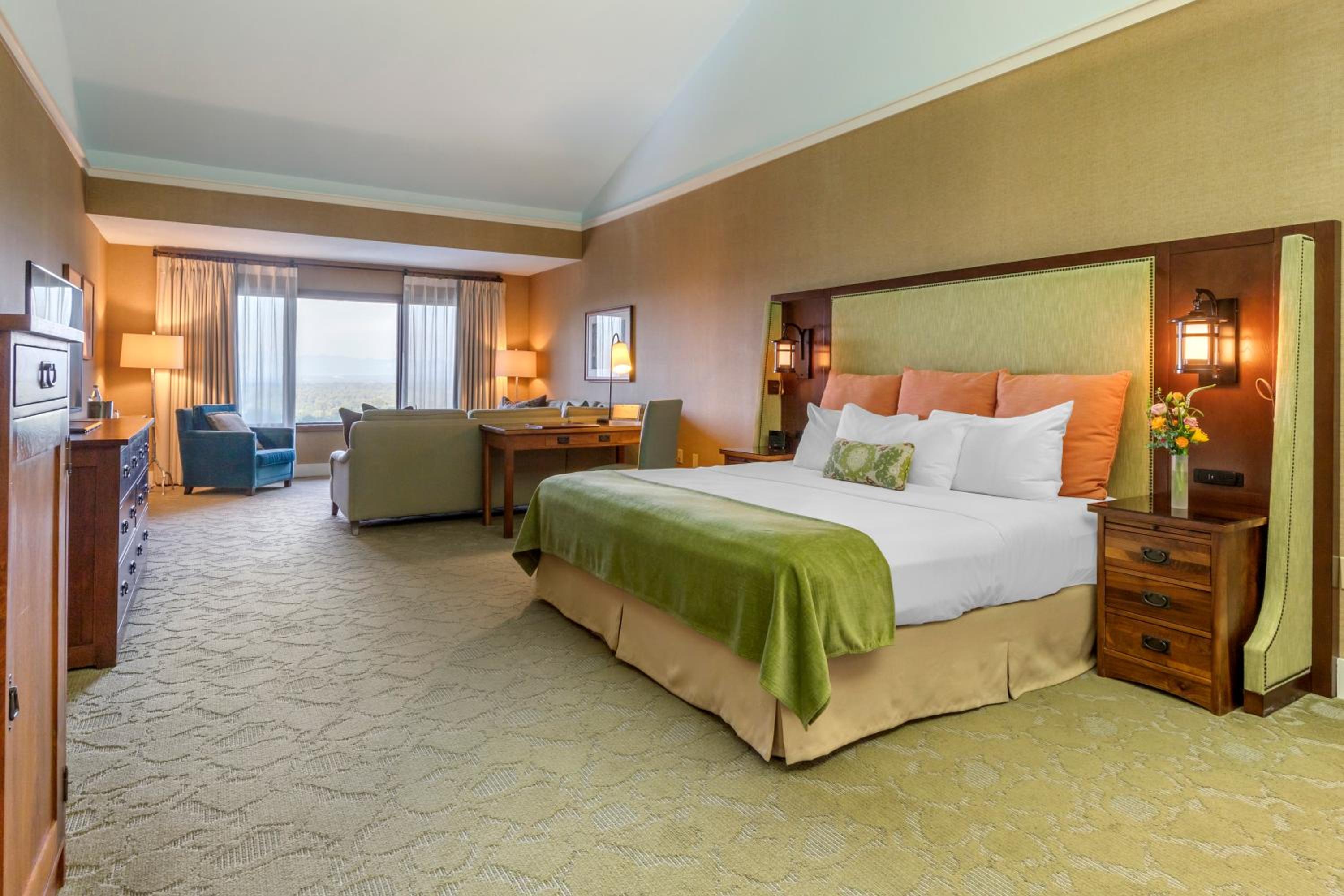 Premium Club Floor  Room with One King Bed - Photo 1
