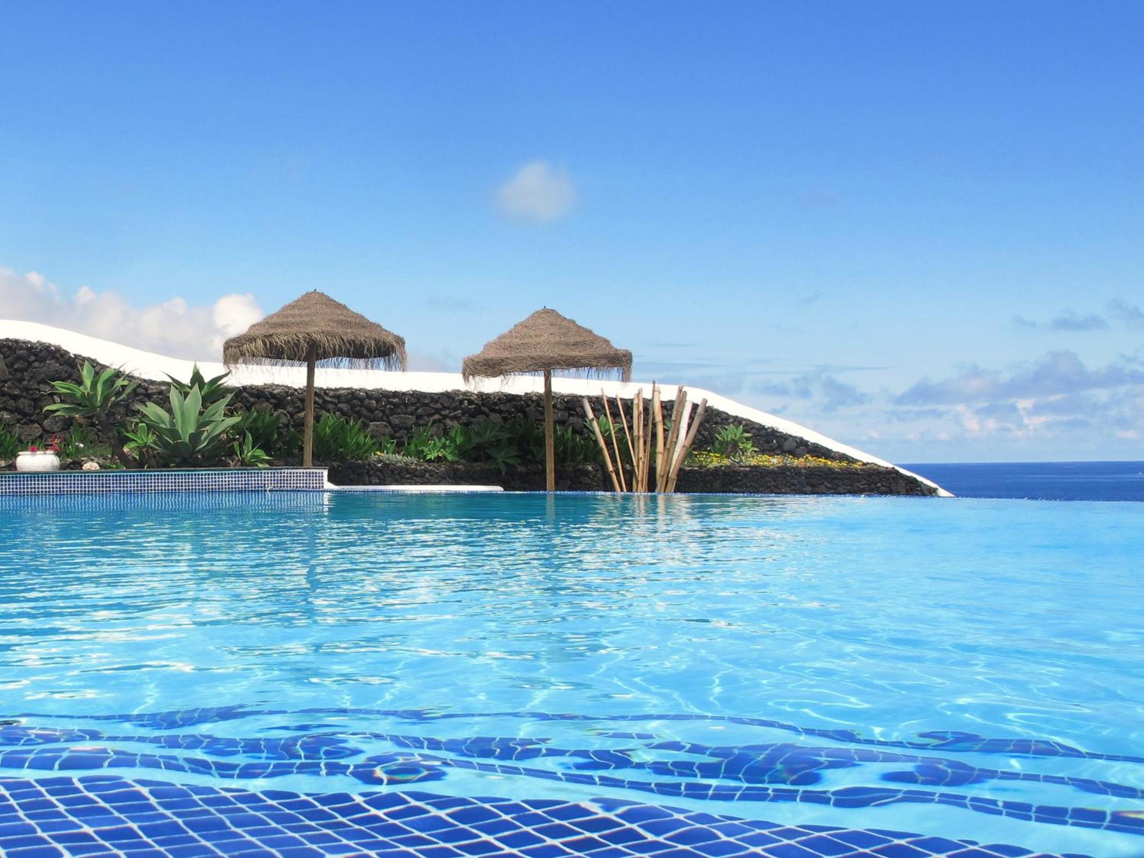 Three-Bedroom House with Swimming Pool photo 3