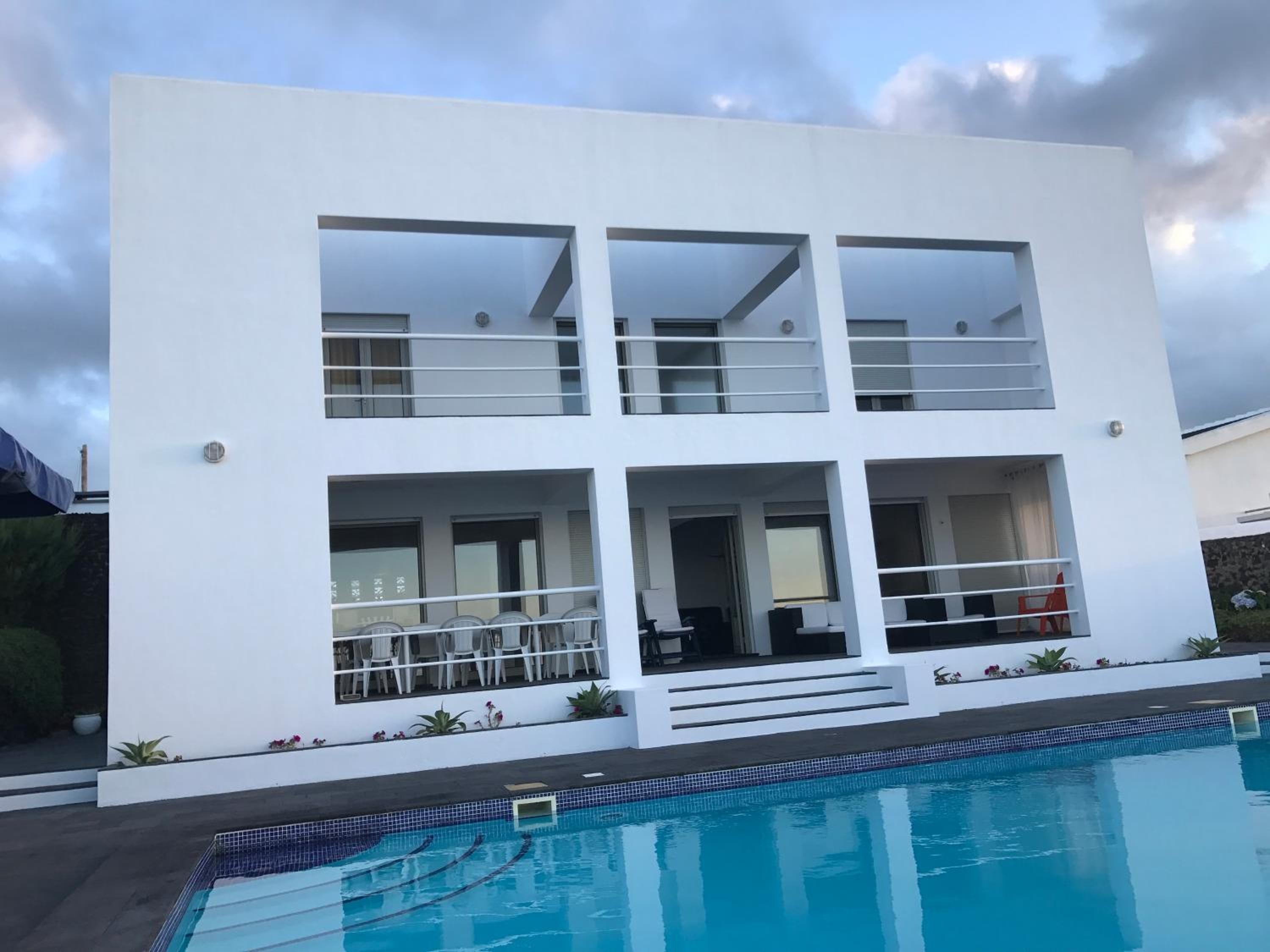 Three-Bedroom House with Swimming Pool photo 2