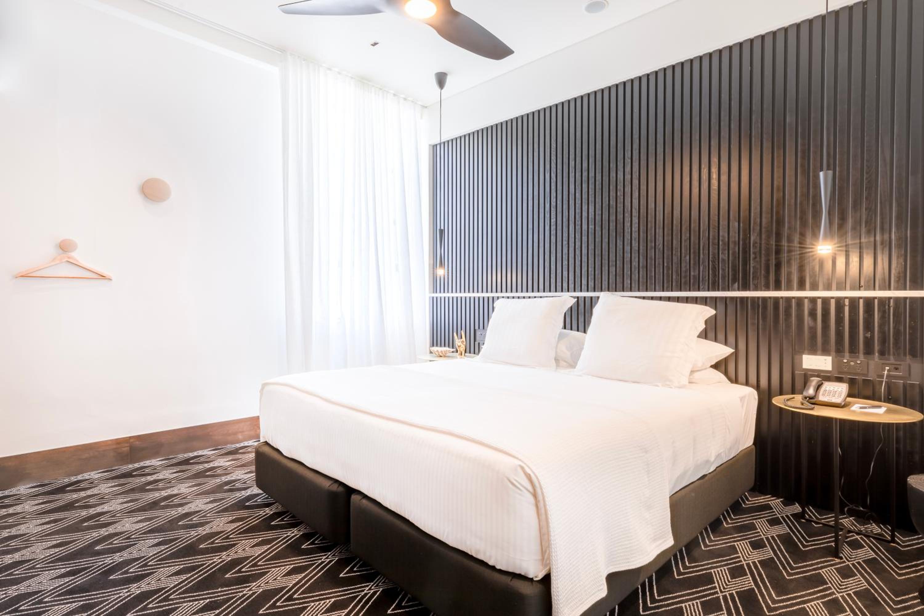 Deluxe King Room thumbnail 6