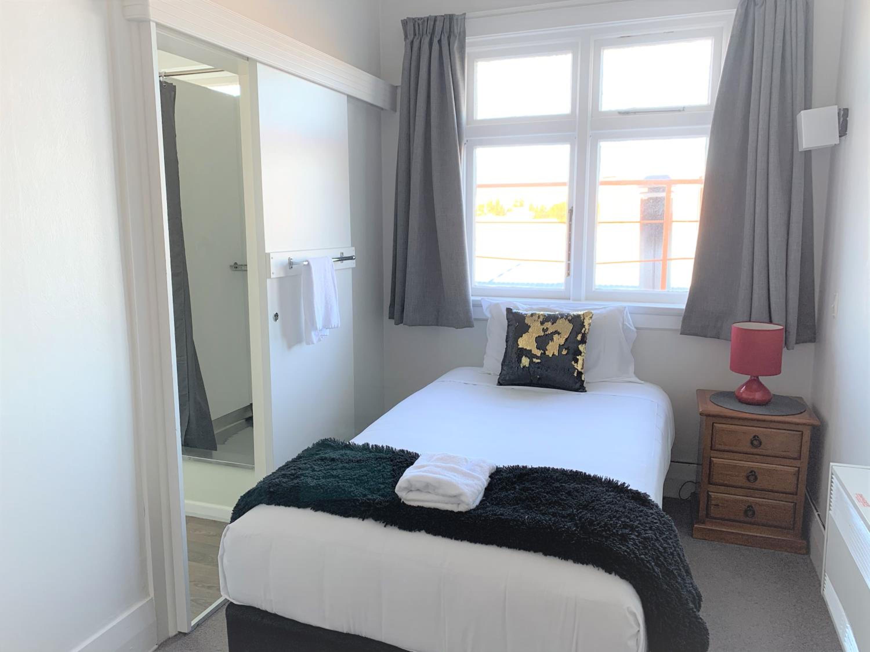 Single Room with Bathroom photo 2