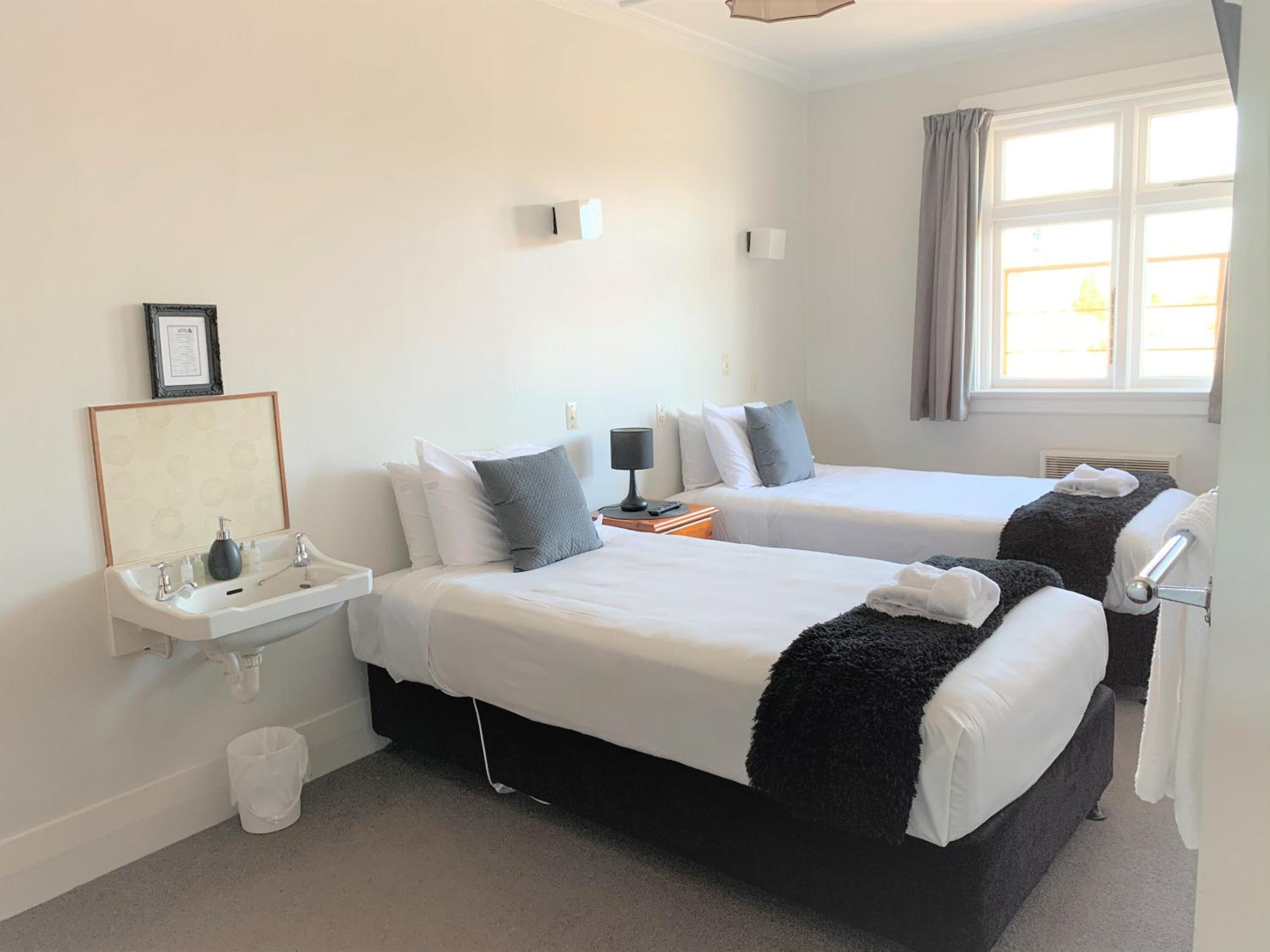 Standard Twin Room with Shared Bathroom photo 2