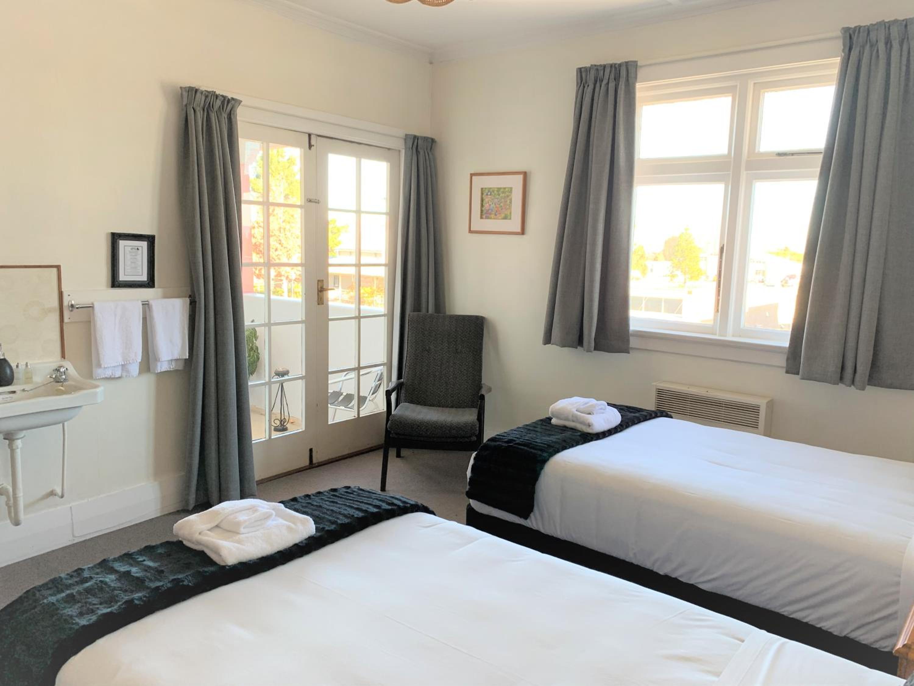 Standard Twin Room with Shared Bathroom photo 1
