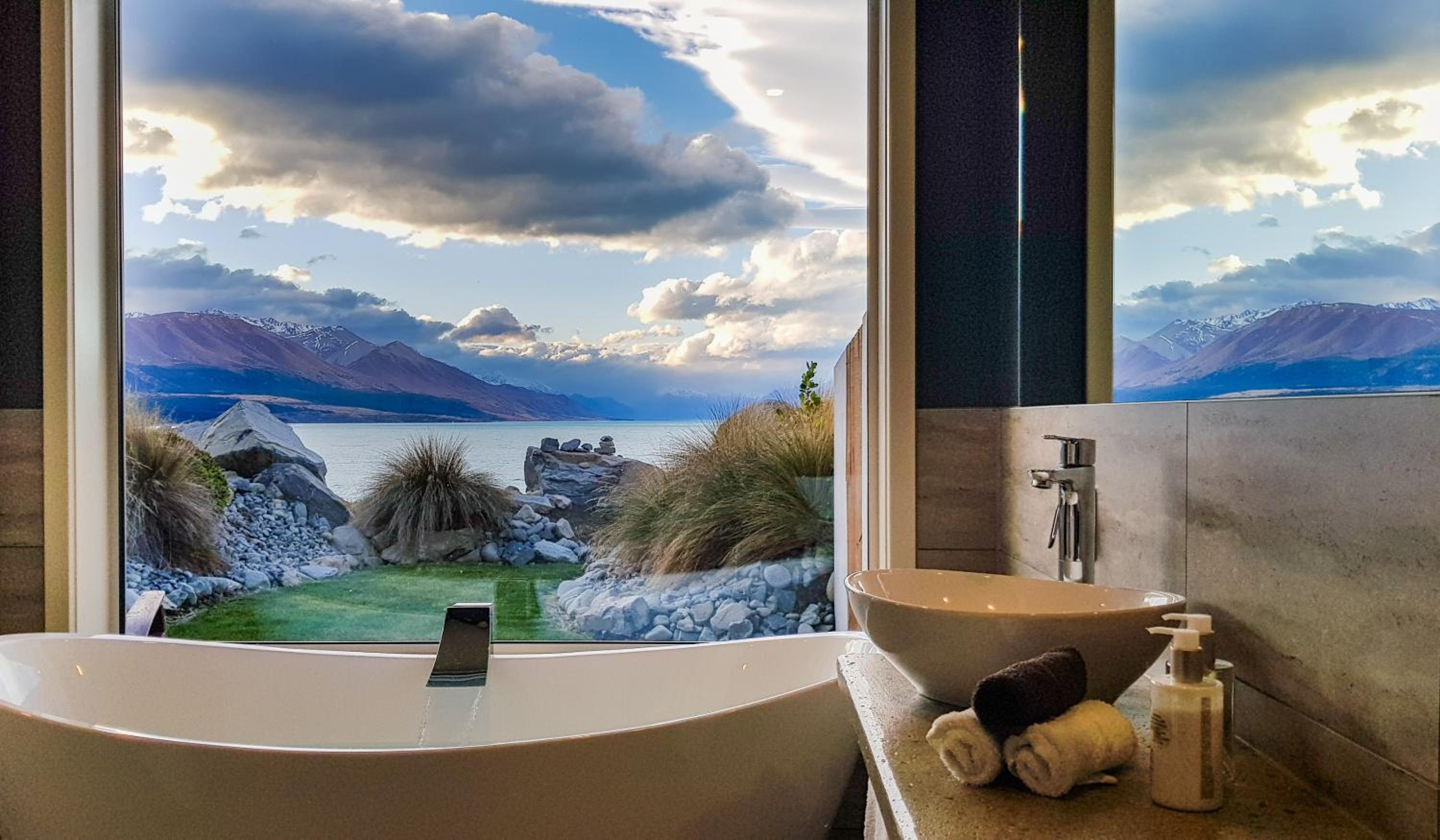 Deluxe King Room with Courtyard and Lake View photo 2
