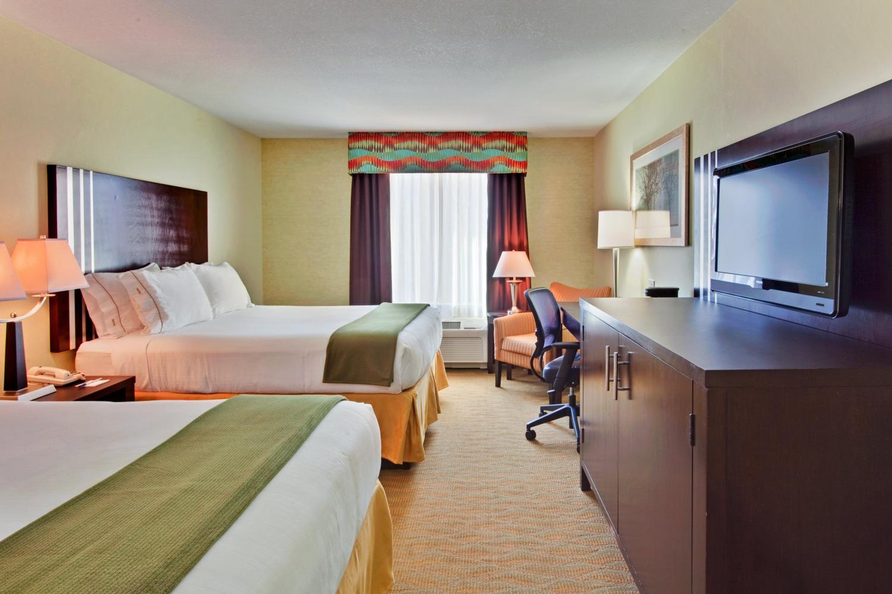 Standard Queen Room with Two Queen Beds - Photo 2
